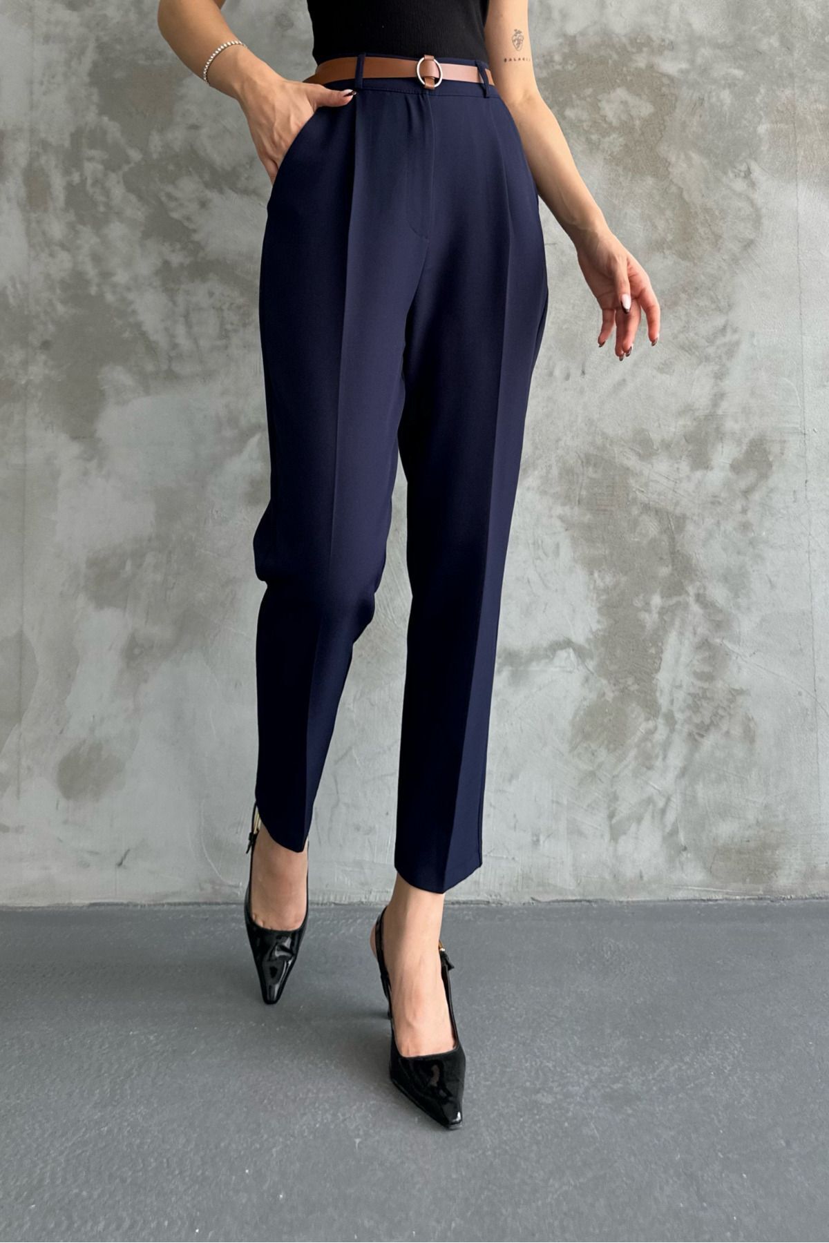 macharel jeans-بنطلون نسائي نحيف الساق مطوي وحزام من القماش الموسمي باللون الأزرق الداكن 7