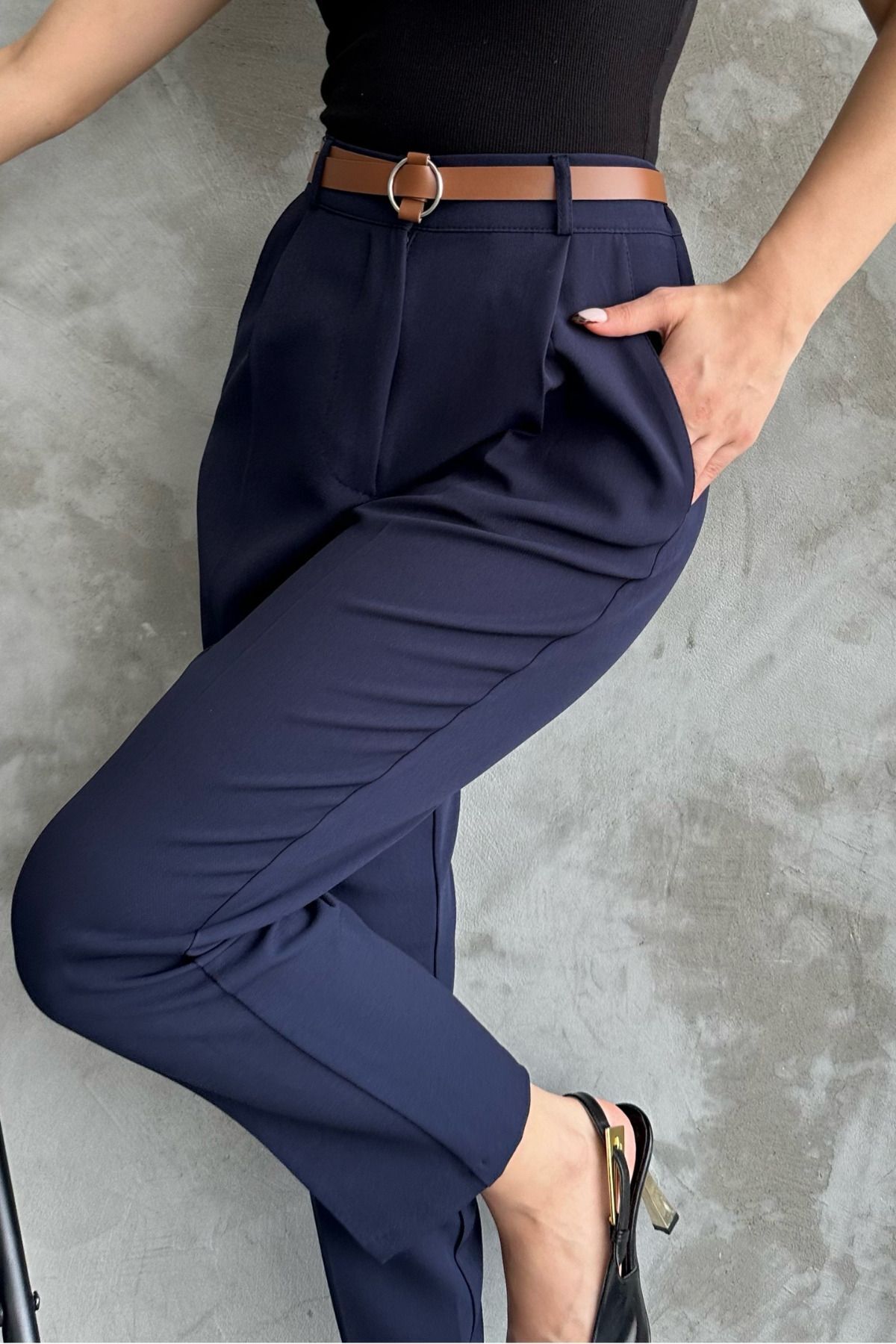 macharel jeans-بنطلون نسائي نحيف الساق مطوي وحزام من القماش الموسمي باللون الأزرق الداكن 4