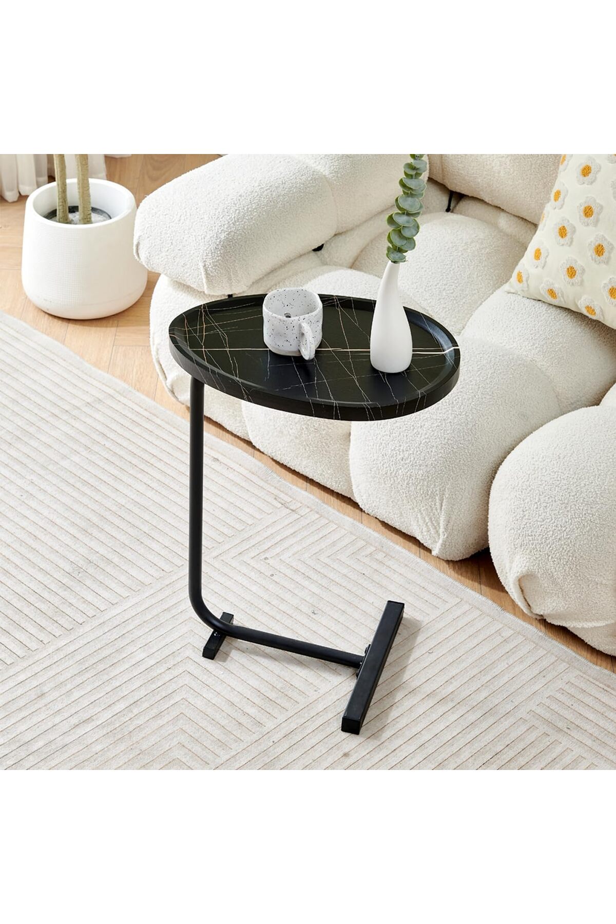 طاولة قهوة عصرية | طاولة جانبية علي شكل حرف سي سطح رخامي وارجل معدنية باللون الأسود 60x45x30 سم