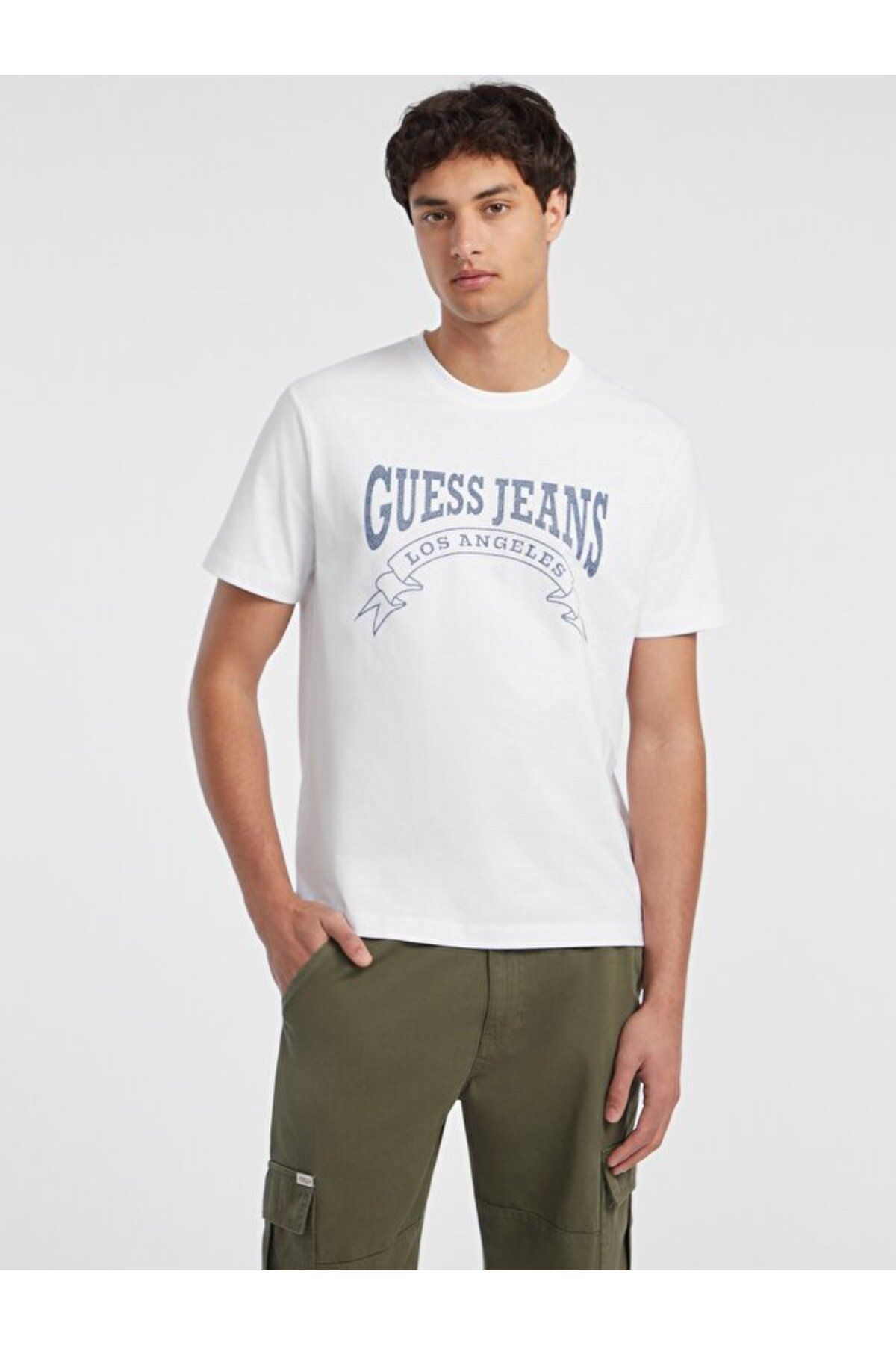 تی شرت سفید مردانه شلوار جین مشرف به مناسب Guess