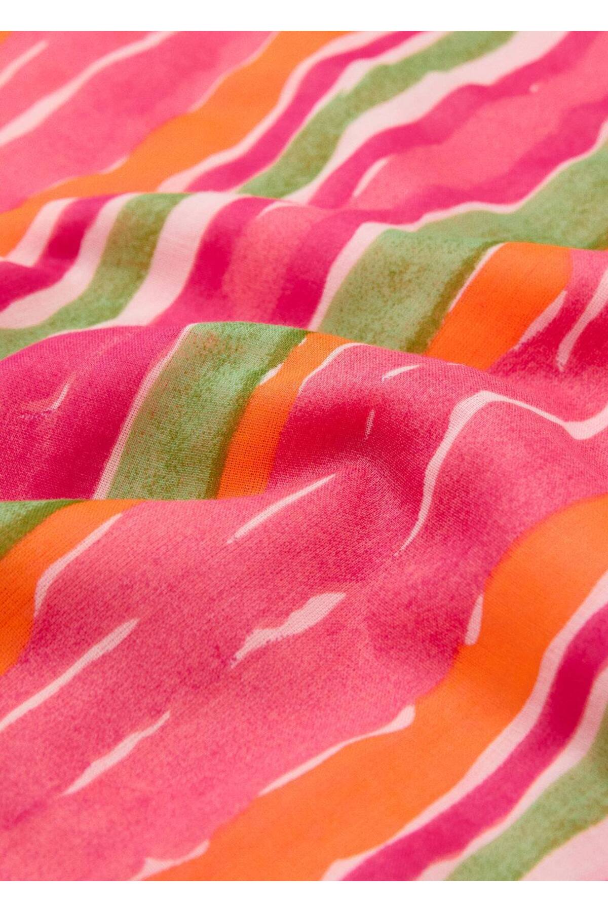 Çok renkli çizgili plaj havlusu