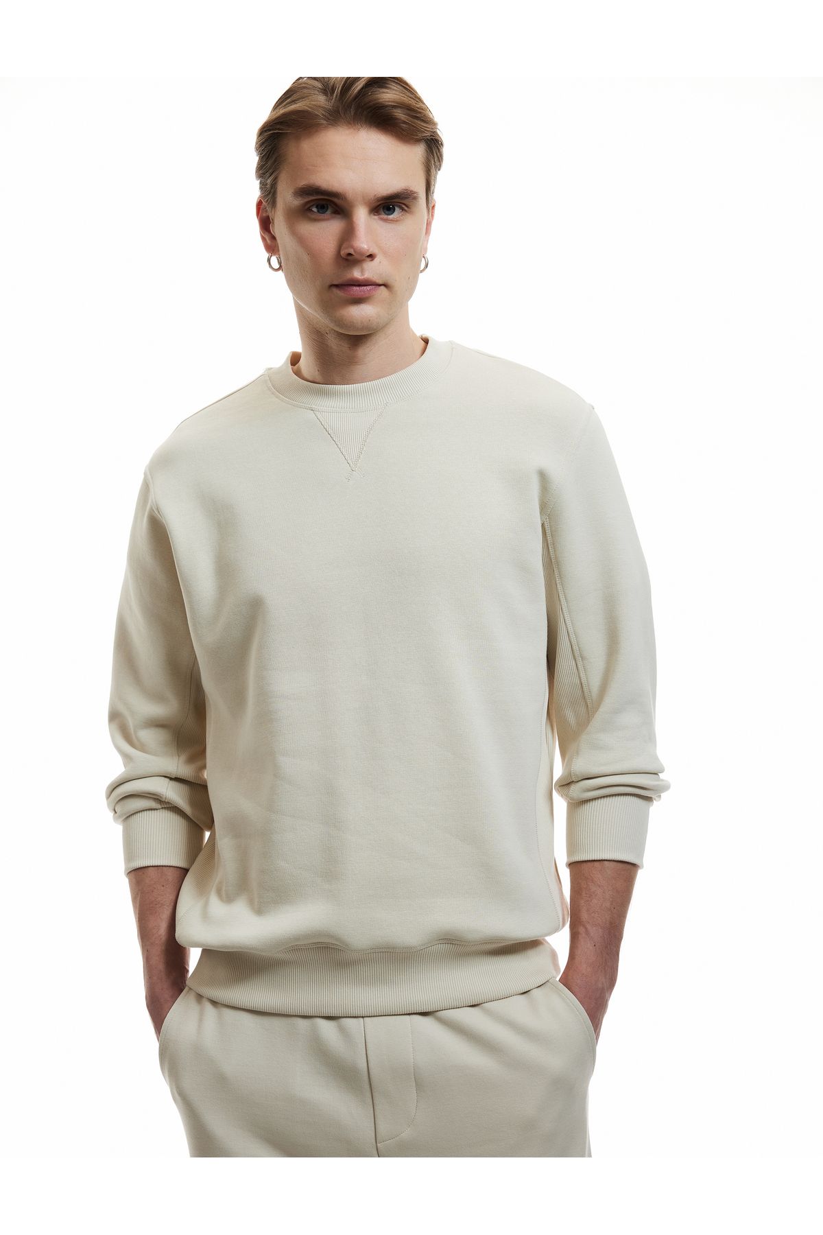 Koton Yeni Sezon Bisiklet Yaka Dikiş Detaylı Şardonlu Pamuk Karışımlı Basic Sweatshirt