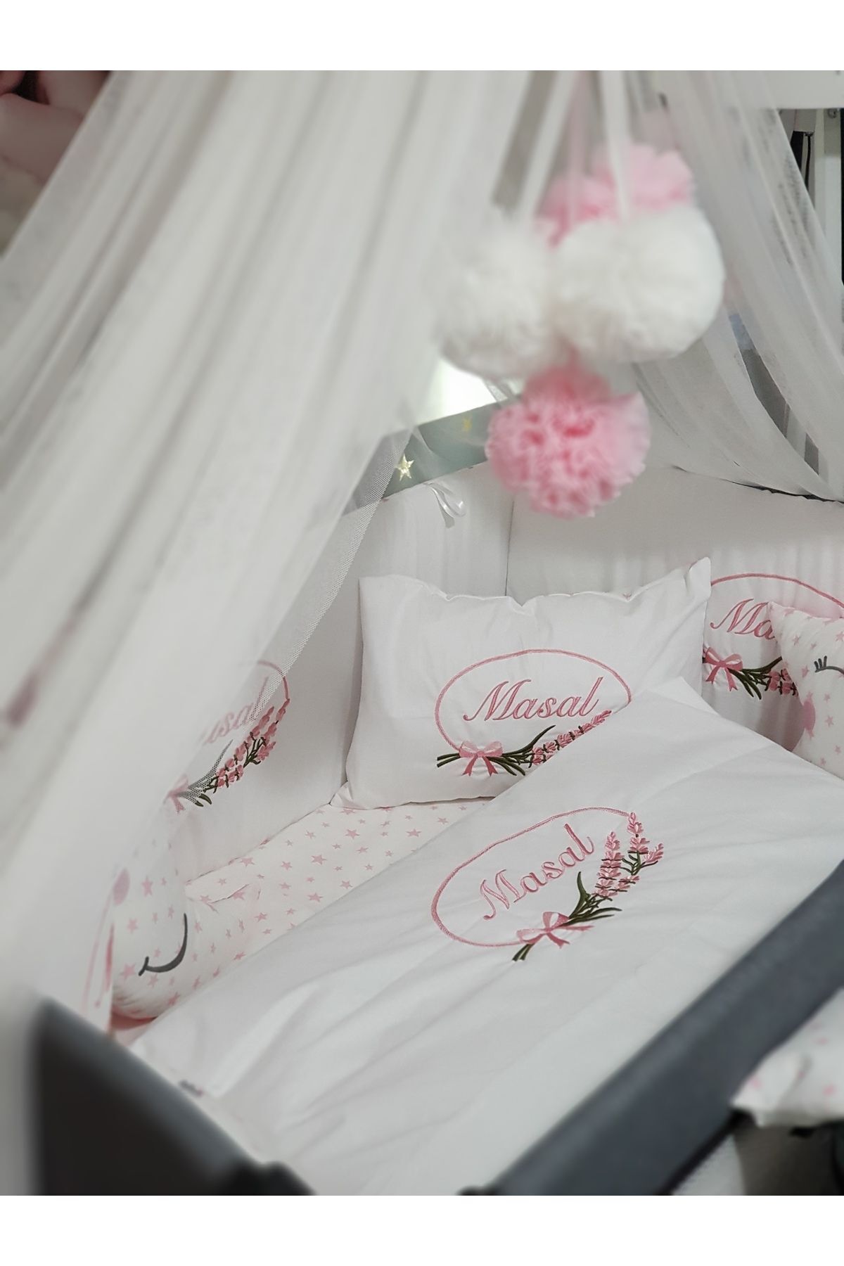 Baby Clime 70x110 Nakışlı Bebek Uyku Seti Isimli - Lüks Cibinlik Ve Aparat - Çiçek Fiyonk Motifli fotoğrafı 2 (önizleme)