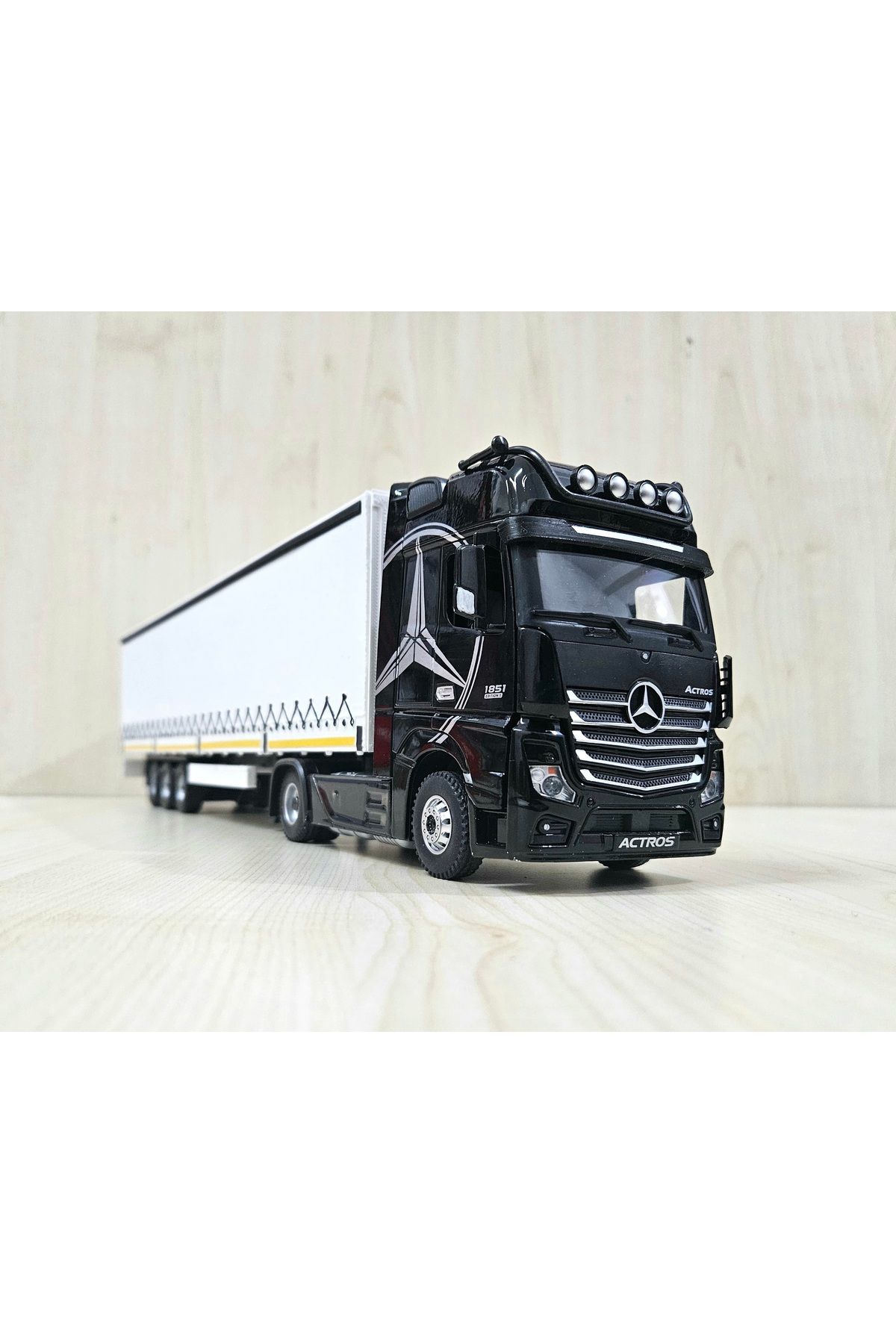 Maket 1/36 ölçekli MERCEDES ACTROS 1851 MP4 TIR MAKETİ - SİYAH