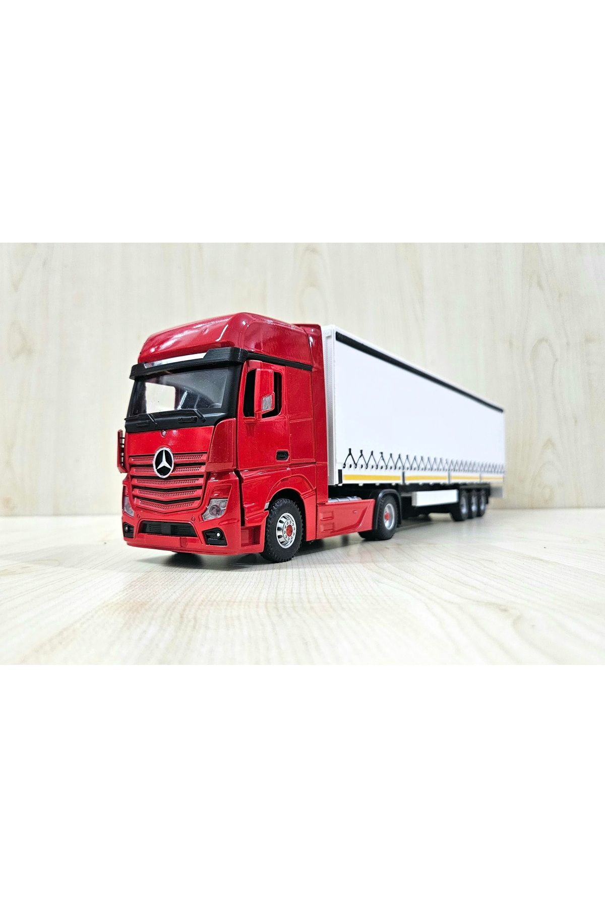 Maket 1/36 ölçekli MERCEDES ACTROS 1851 MP4 TIR MAKETİ - KIRMIZI