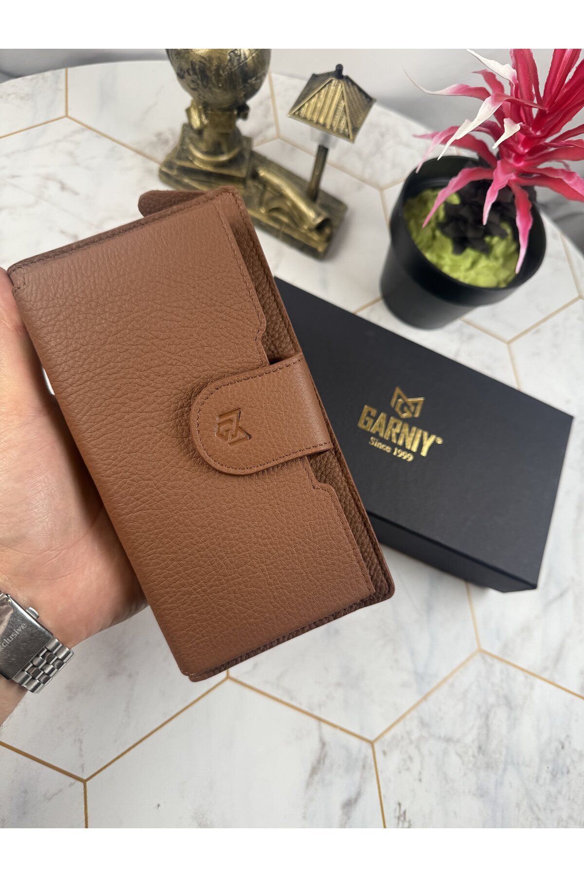 Garniy-Tan Wallet with Phone Compartment and Handle, Large Compartment 1