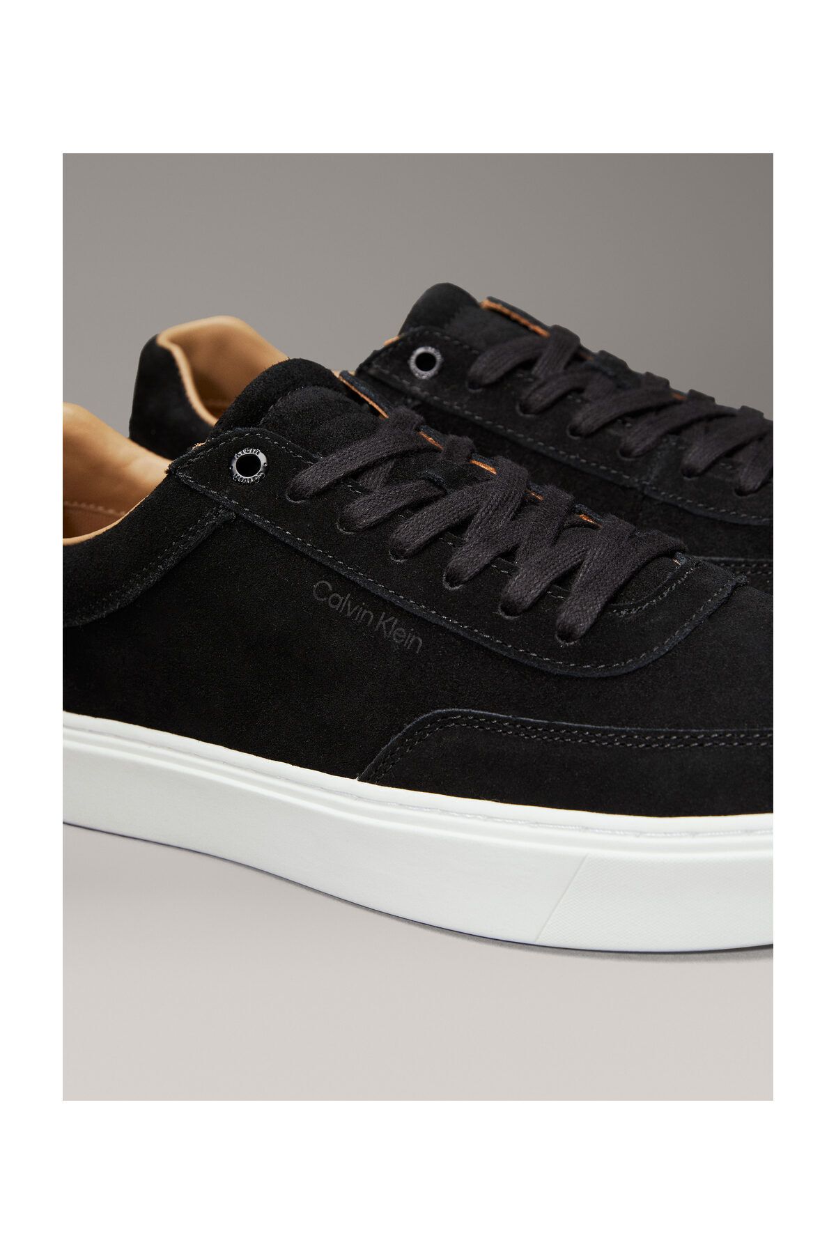 Calvin Klein-Schnürschuhe aus Wildleder mit Spitze 8