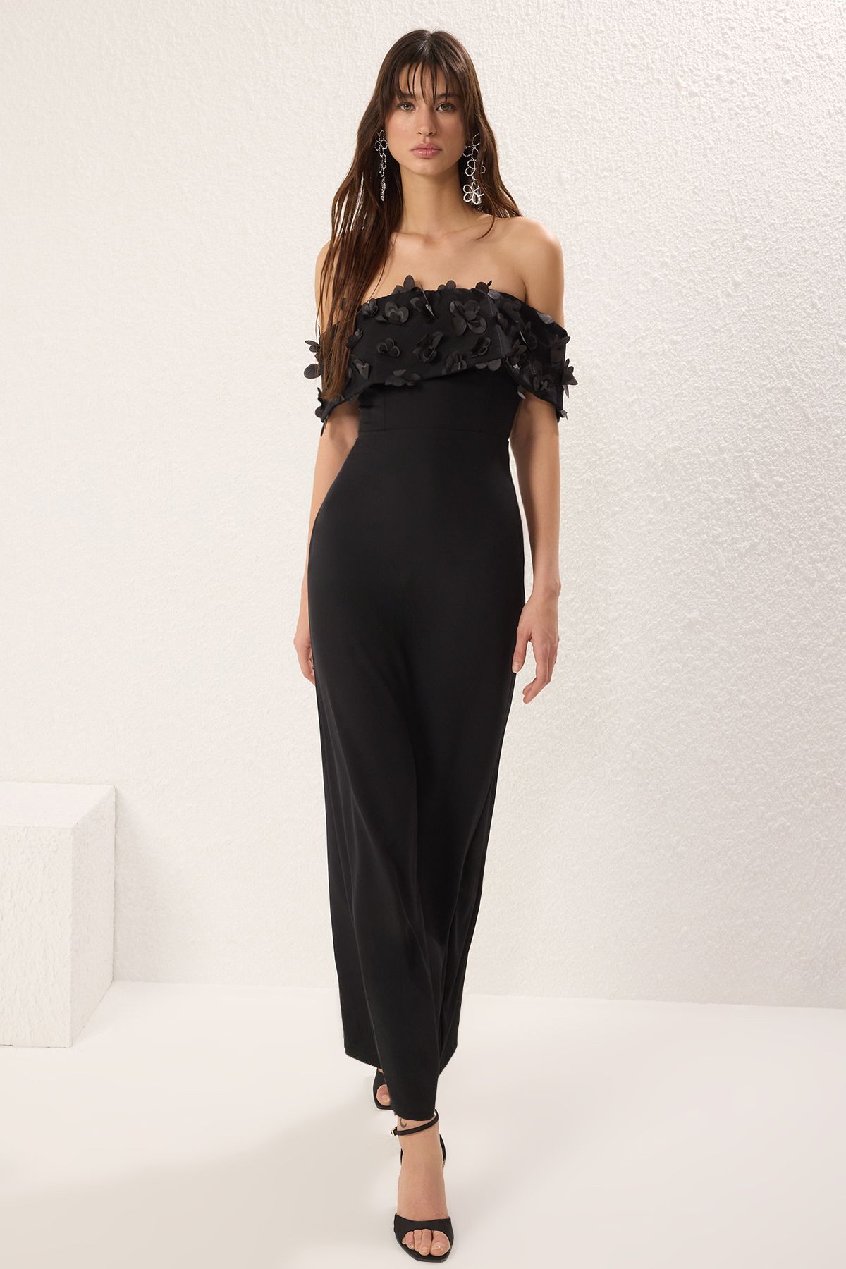 Trendyol Collection-Schwarzes Abendkleid mit Carmen-Kragen und Blumendetail, Nachtkleid TPRSS25AE00107 1