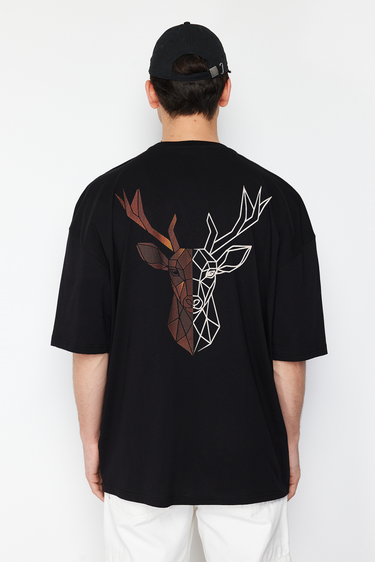 Trendyolmilla Man Siyah Oversize/Geniş Kesim Sırt Geyik Baskılı %100 Pamuk T-Shirt TMNSS25TS00117