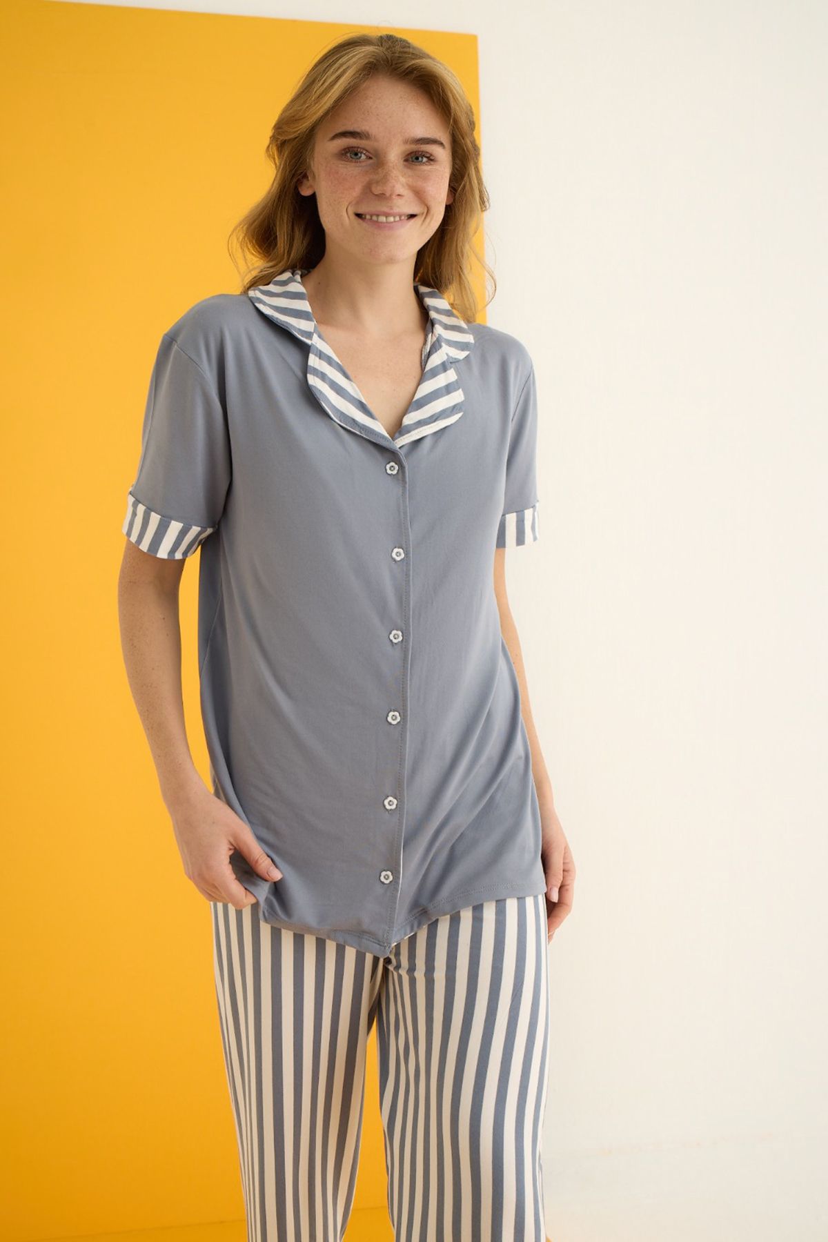 Trendyol Collection-Σετ πιτζάμες με γκρι ριγέ γιακά με απαλή αίσθηση THMSS25PT00412 2