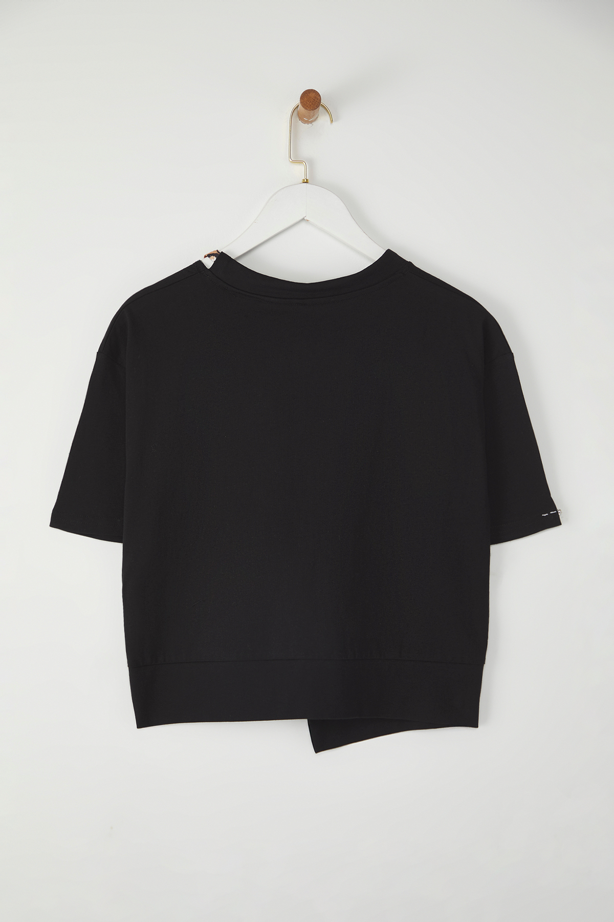 Trendyolmilla  Siyah Kalın Pamuklu Leopar Boyundan Bağlamalı Detaylı Örme T-Shirt TEDSS24TS00001 - Görsel 2