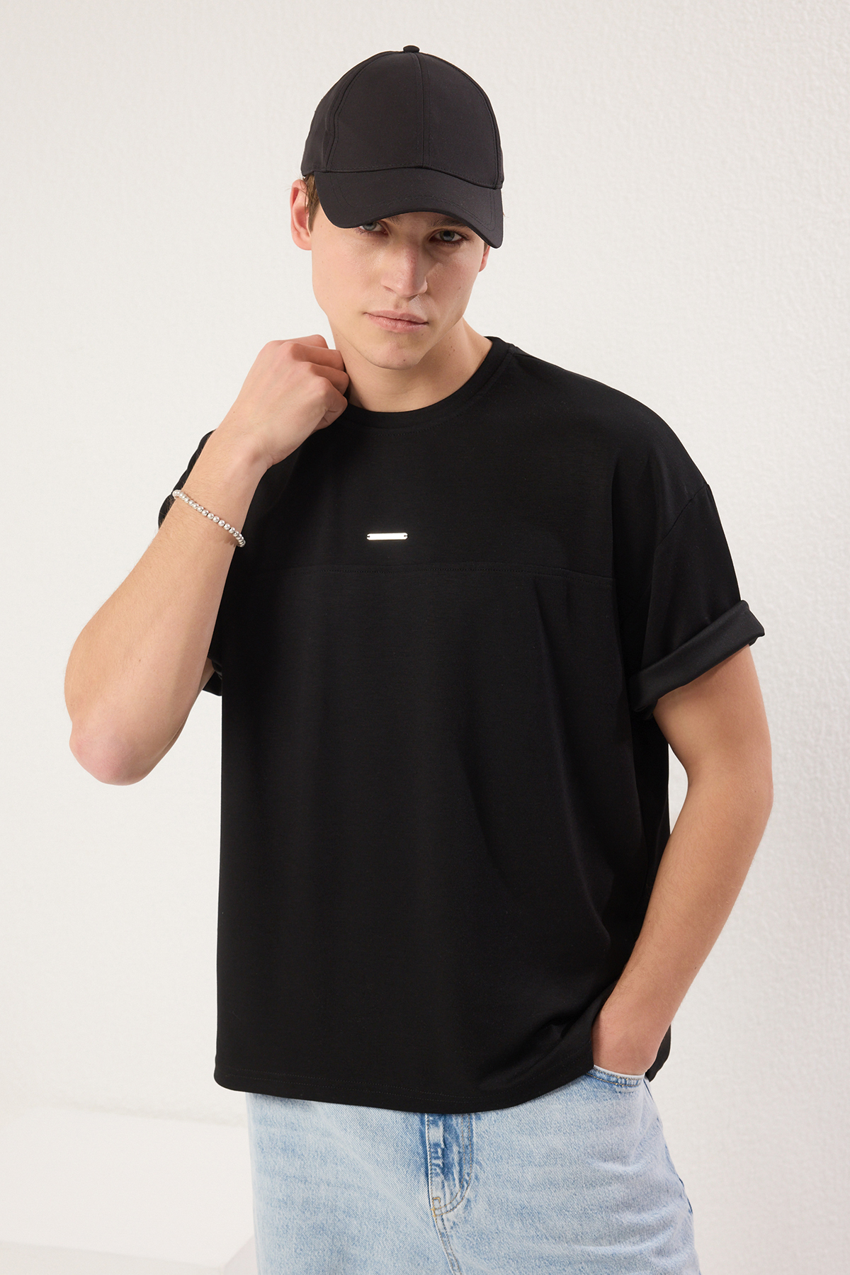 Trendyolmilla Man Siyah Oversize/Geniş Kesim Metal Etiket Detaylı İnterlok T-Shirt