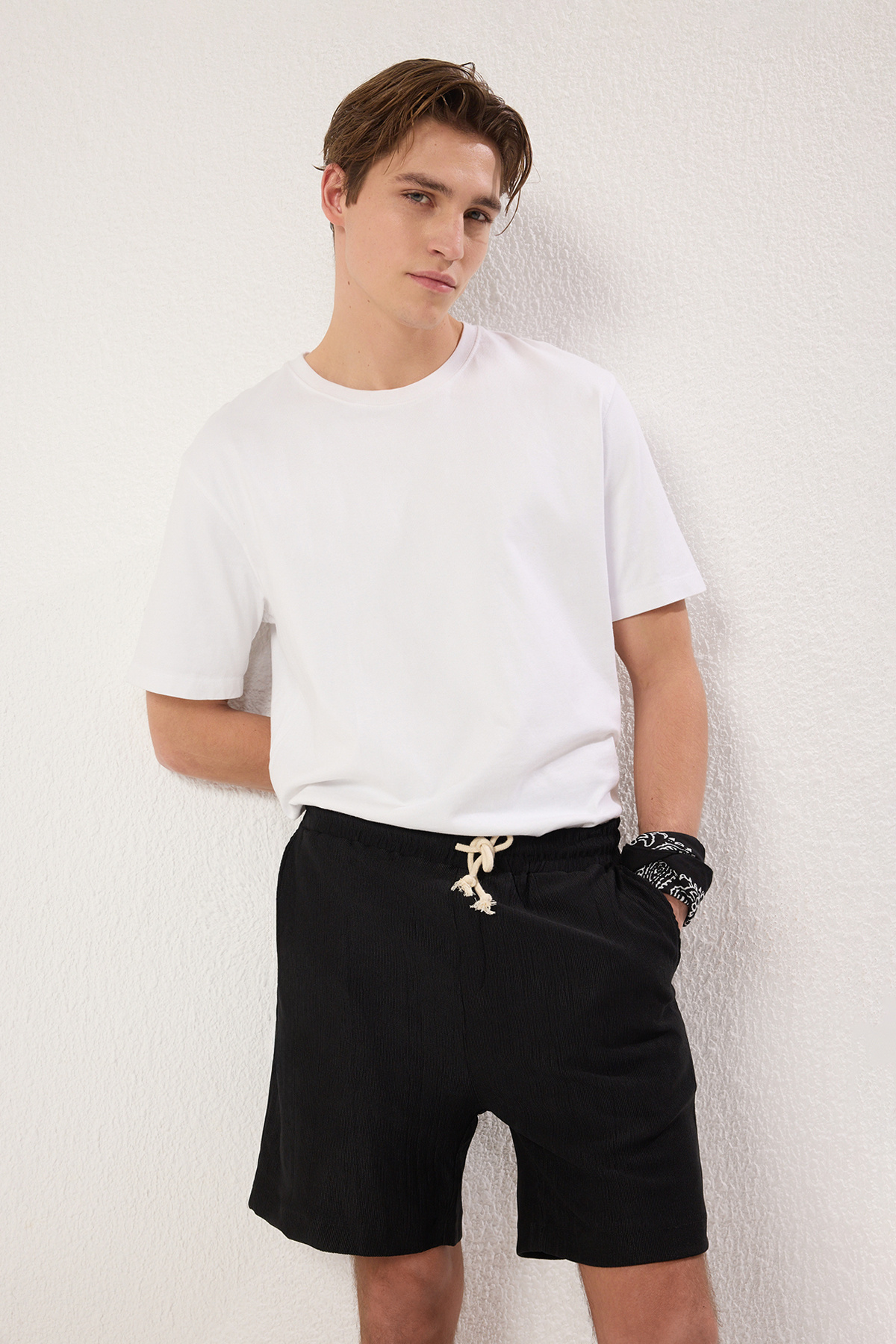 Trendyolmilla Man Siyah Regular Fit Esnek Örme Dokulu Bürümcük Kumaş Şort & Bermuda TMNSS25SR00006