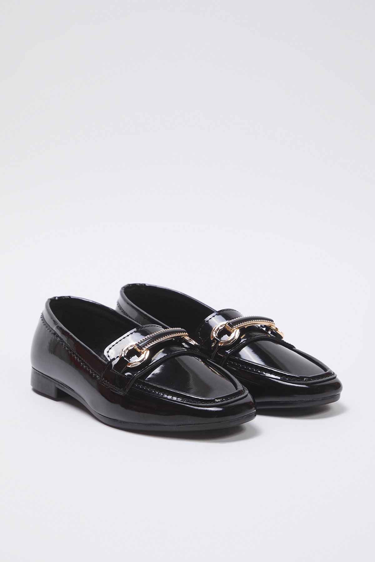 TRENDYOL SHOES-Schwarzes Metall-Accessoire, detailliertes Lackleder, besonders bequeme Damen-Loafer-Schuhe TAKSS25LA00015 3