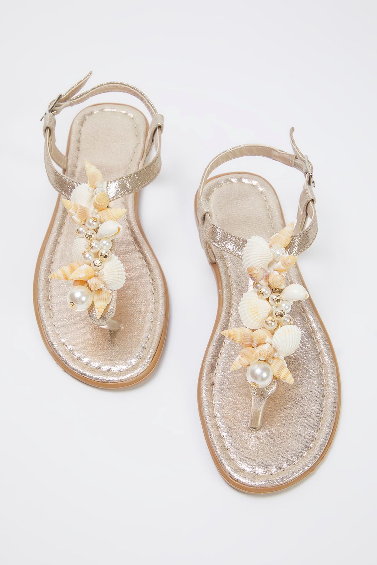 TRENDYOL SHOES Arany tengeri kagyló gyöngy részletes flip-flop női stílusos szandál TAKSS25SD00008