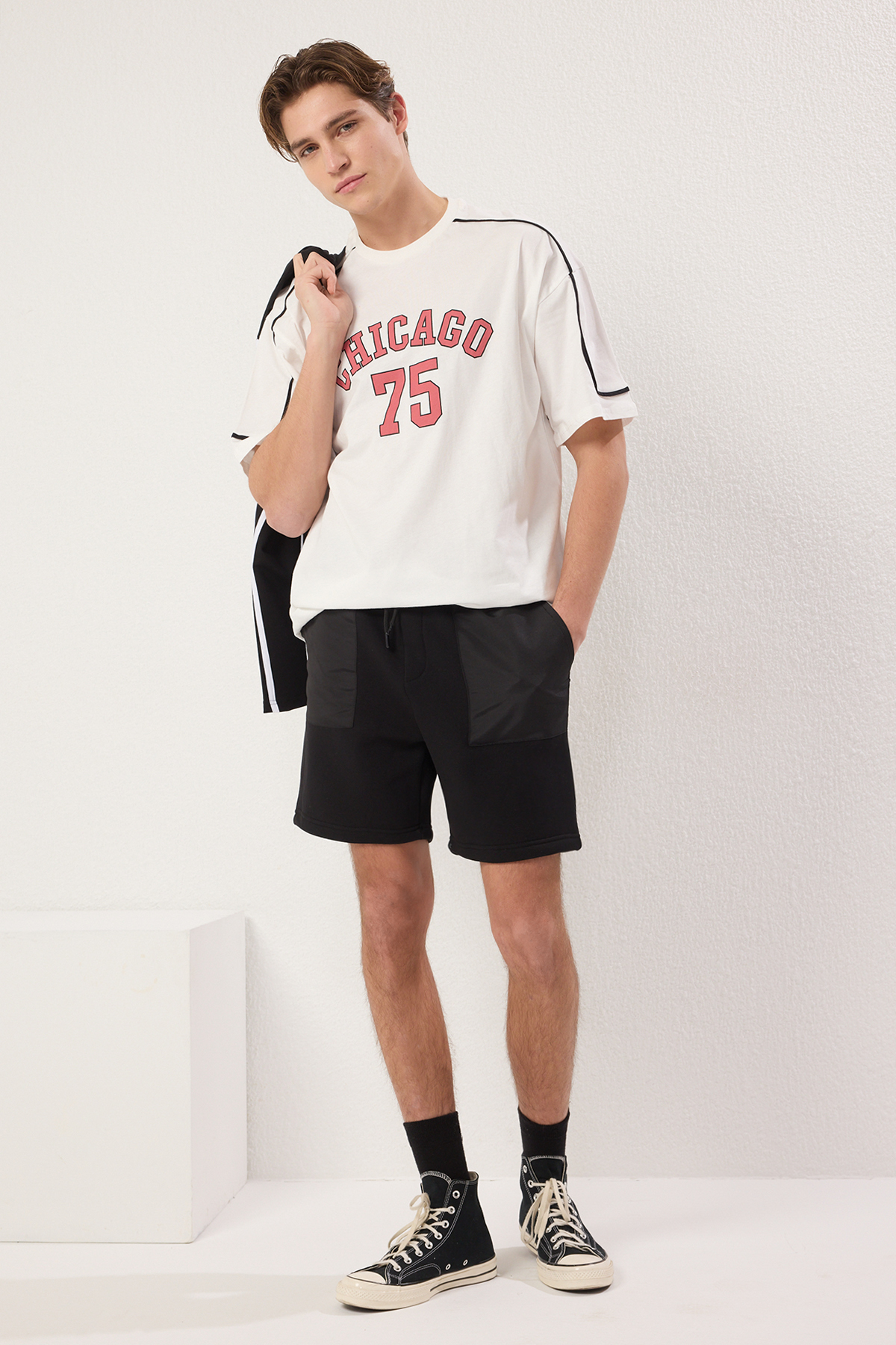 Trendyolmilla Man Siyah Regular/Normal Kesim Paraşüt Kumaş Cep Detaylı Kalın Şort & Bermuda TMNSS25SR00028