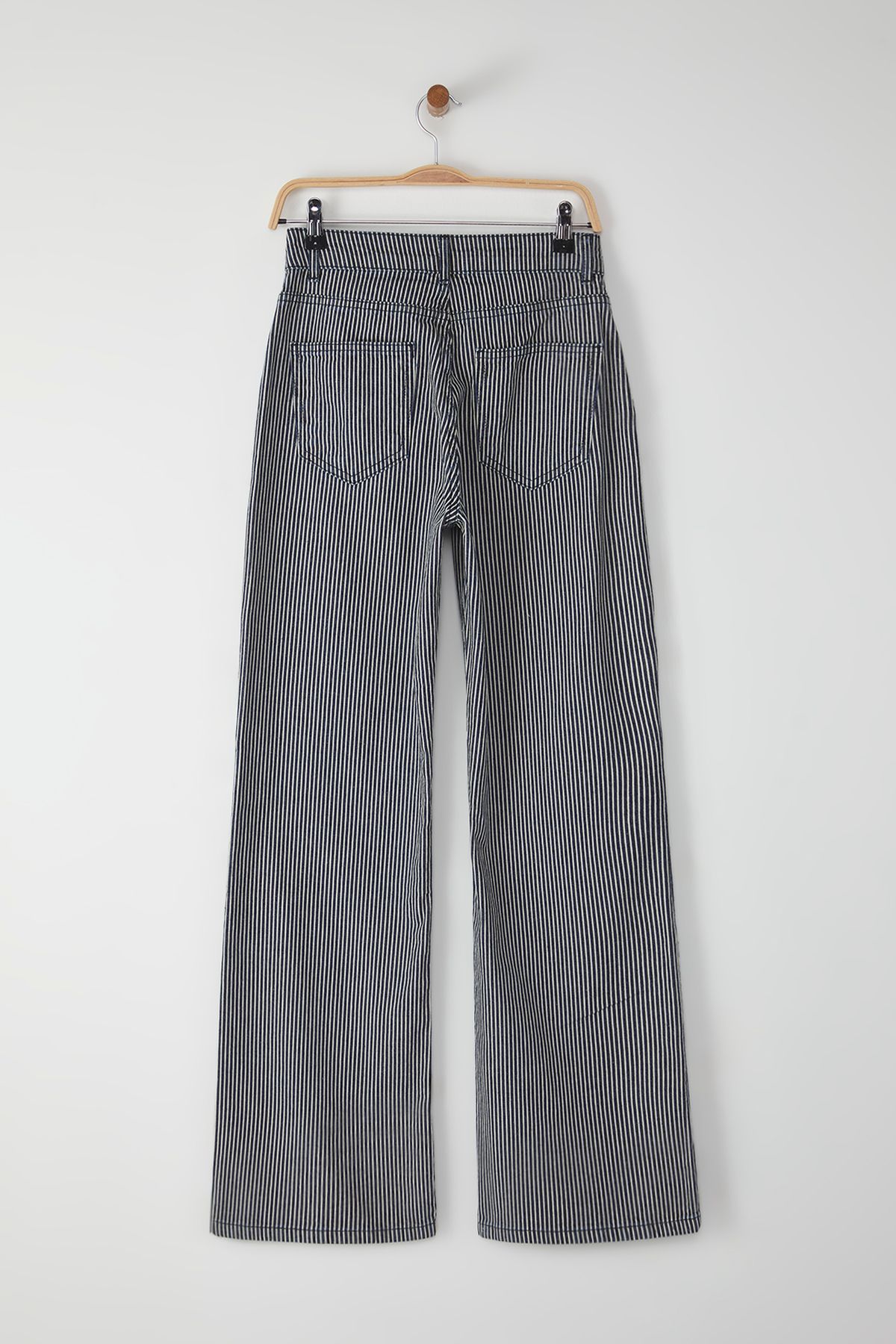 Trendyol Collection-Dunkelblau gestreifte Jeans mit normaler Taille und weitem Bein TWOSS25JE00258 6