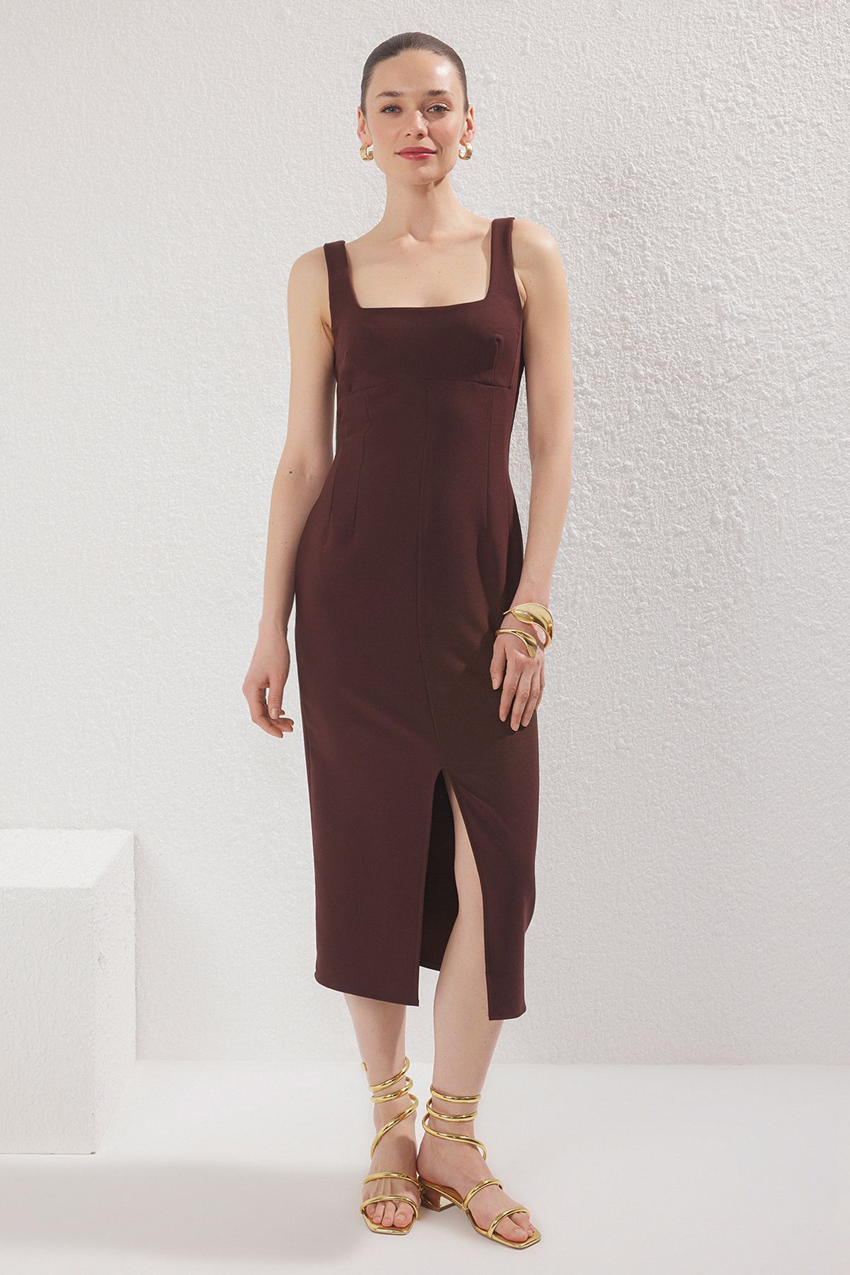 Trendyol Collection Brązowa Prosta Dopasowana Sukienka Midi Z Tkaniny Kobieta - 38