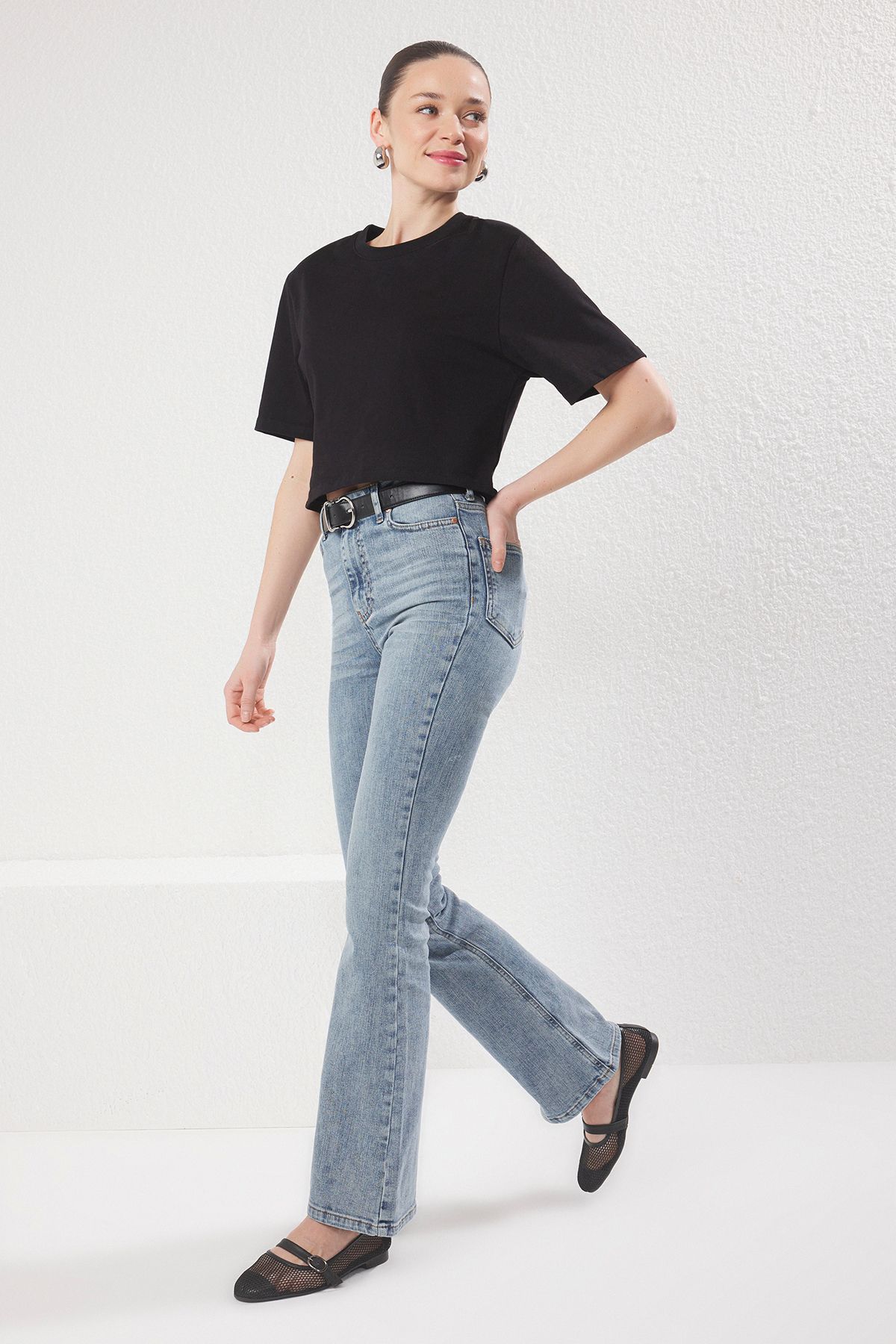 Trendyol Collection Jasnoniebieskie Jeansy Dzwony Ze Średnim Stanem Kobieta - 36