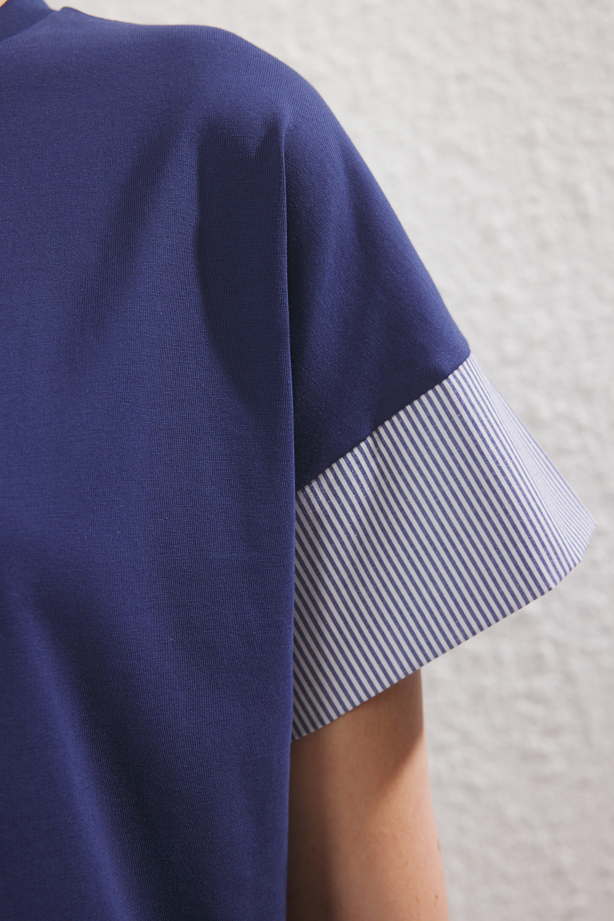 Trendyolmilla  Lacivert Kalın Pamuklu Relaxed/Rahat Kesim Poplin Kol Detaylı Örme T-Shirt TWOSS24TS00007 - Görsel 3