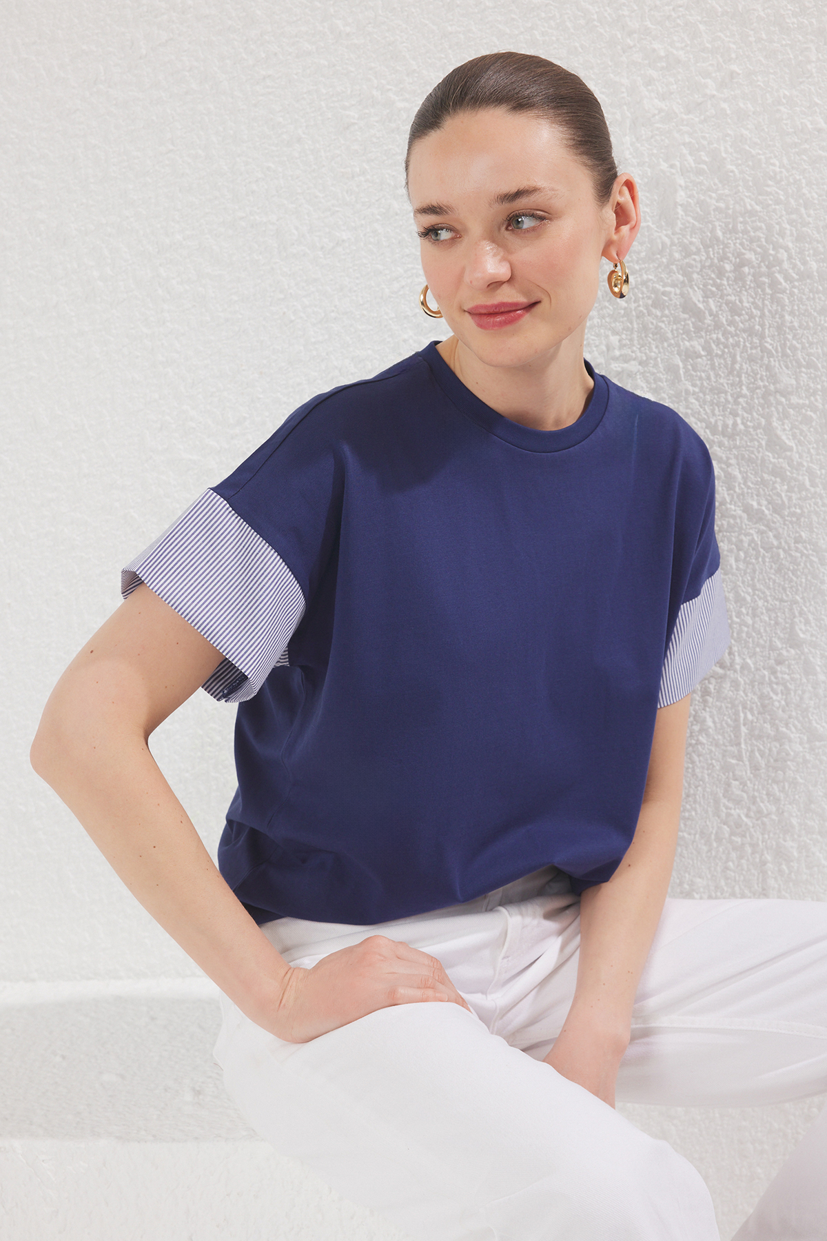 Trendyolmilla  Lacivert Kalın Pamuklu Relaxed/Rahat Kesim Poplin Kol Detaylı Örme T-Shirt TWOSS24TS00007 - Görsel 2