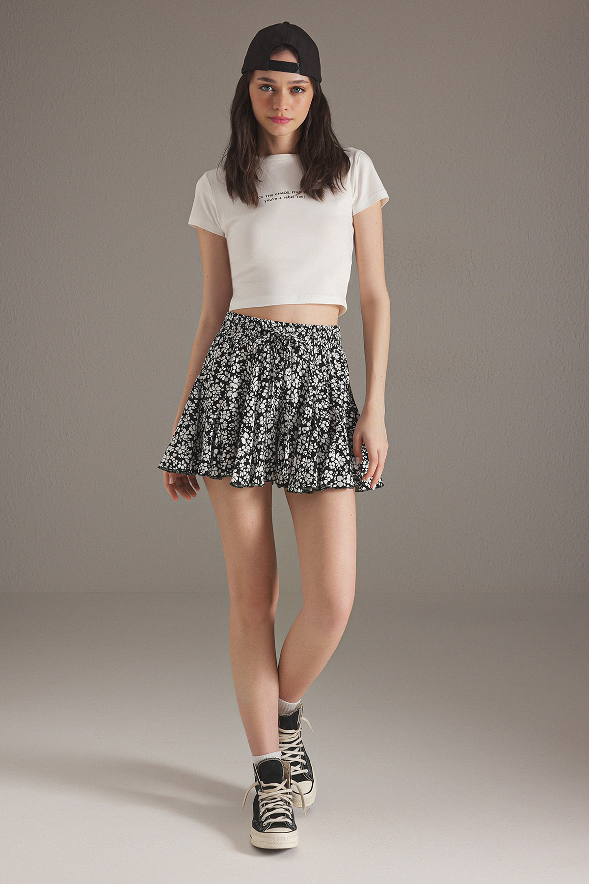 Trendyolmilla  Siyah Fırfırlı Beli Lastikli Çiçekli Şort & Bermuda TWOSS25SR00193 - Görsel 3