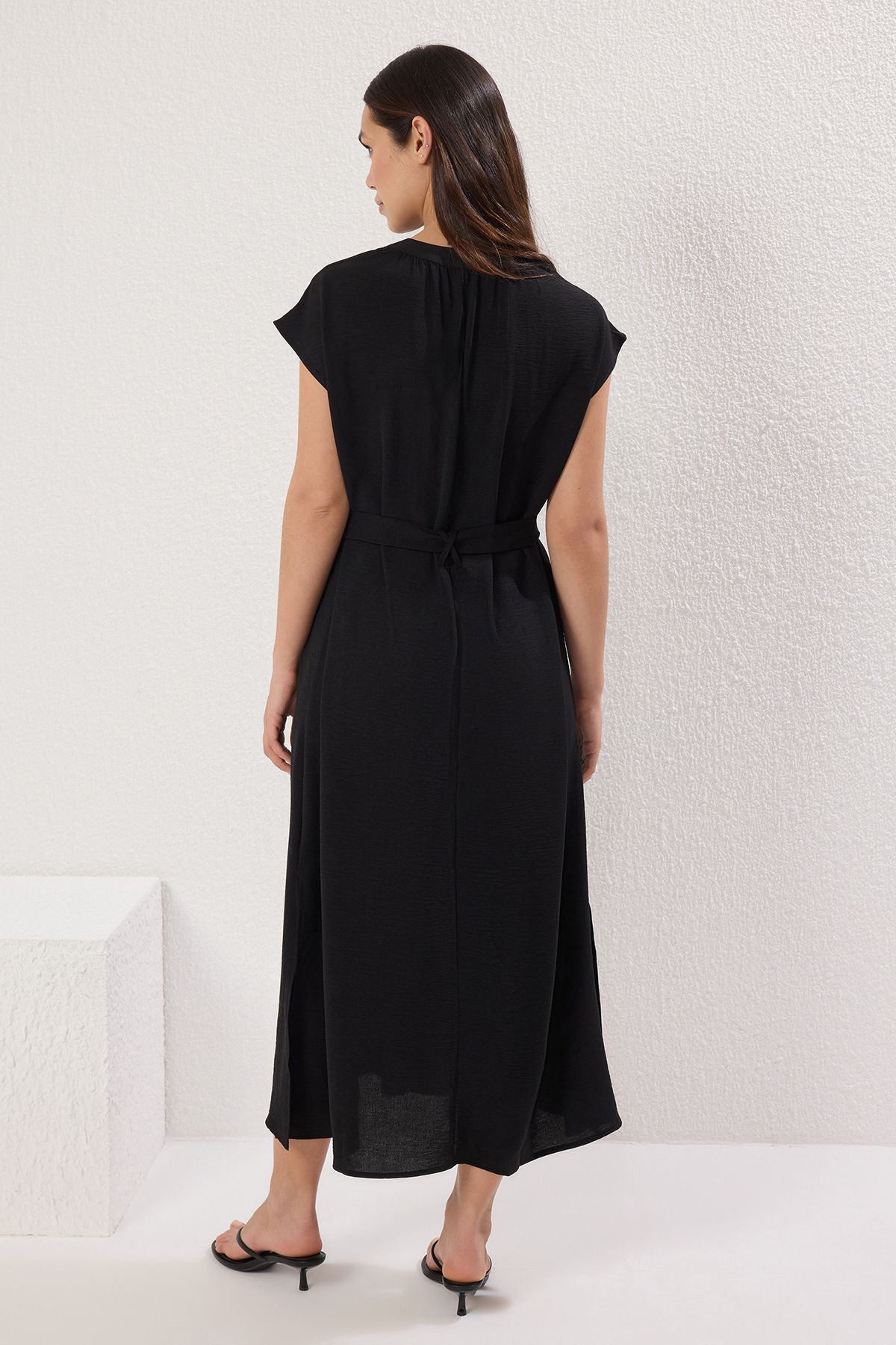 Trendyol Collection-Ткана сукня міді TWOSS25EL00630 з дефектами вирізу чорного кольору 5