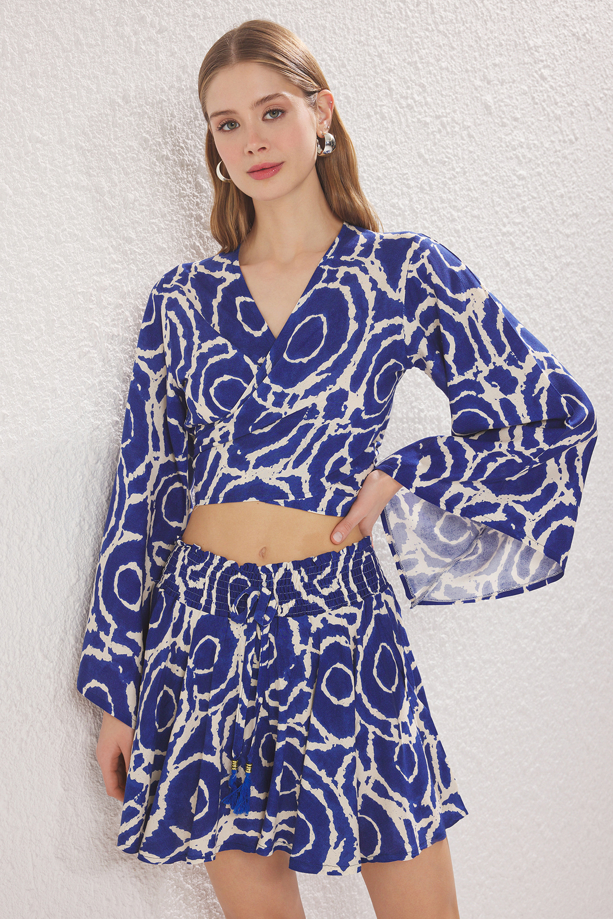 Trendyolmilla  Mavi Önü Bağlama Detaylı Viskon Crop Bluz ve Şort Etek Dokuma Alt-Üst Takım TWOSS25AU00072 - Görsel 3