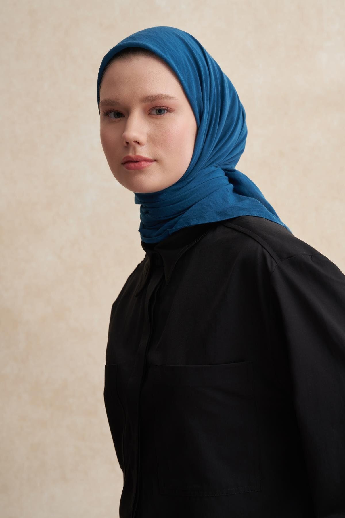 carell-Organic Crinkle Scarf, Petrol Blue 3