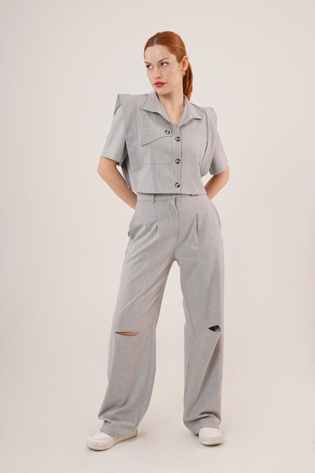 Deridün Yıldız Shoes Cepli Düğmeli Bluz Ve Diz Detaylı Pantolon Gri İkili Takım