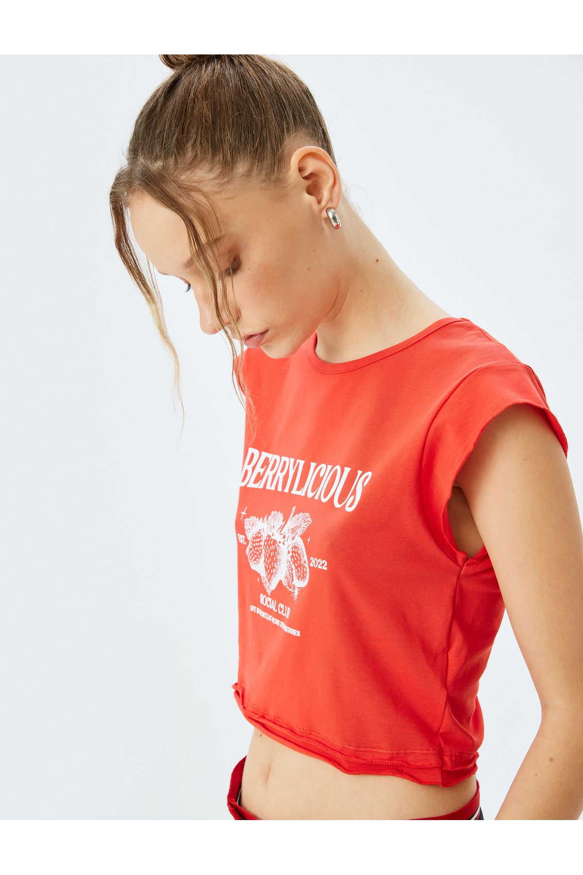 Koton Yeni Sezon Crop Bisiklet Yaka Kolsuz Slogan Baskılı Tişört