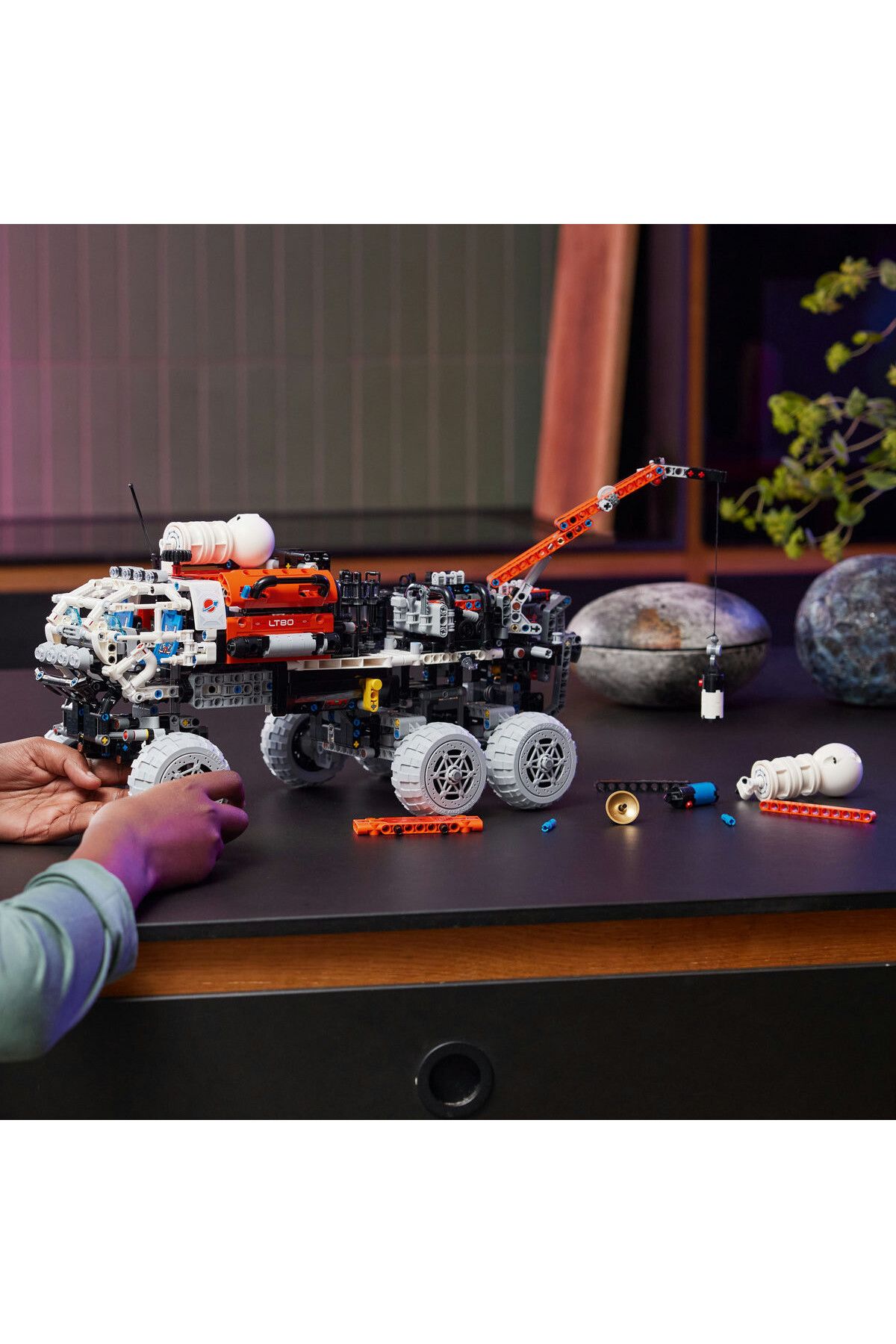 LEGO-LEGO Technic Set - Crewed Mars Exploration Rover (42180) 4