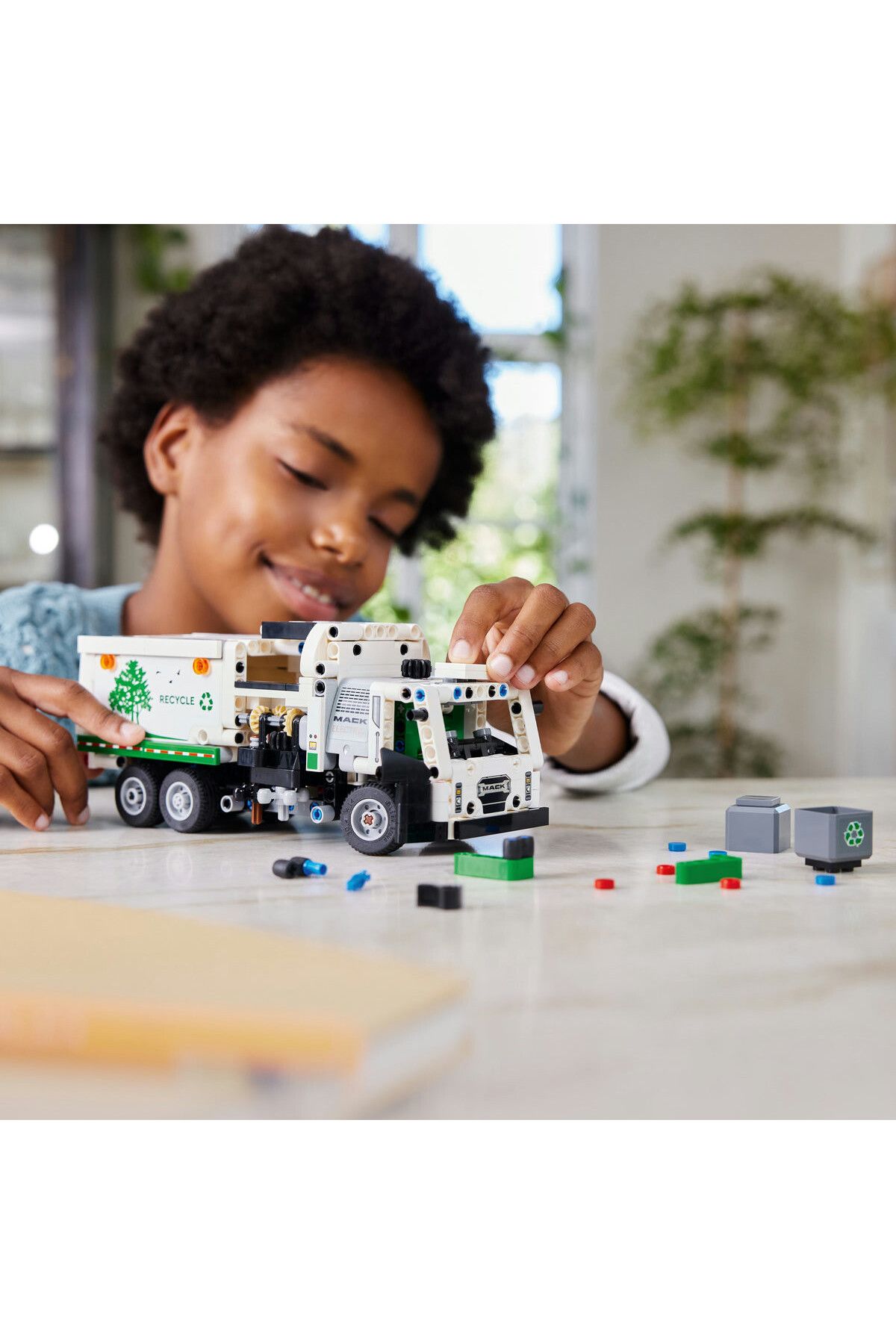 LEGO-LEGO Technic set - Mack LR Electric Garbage Truck (42167) 4