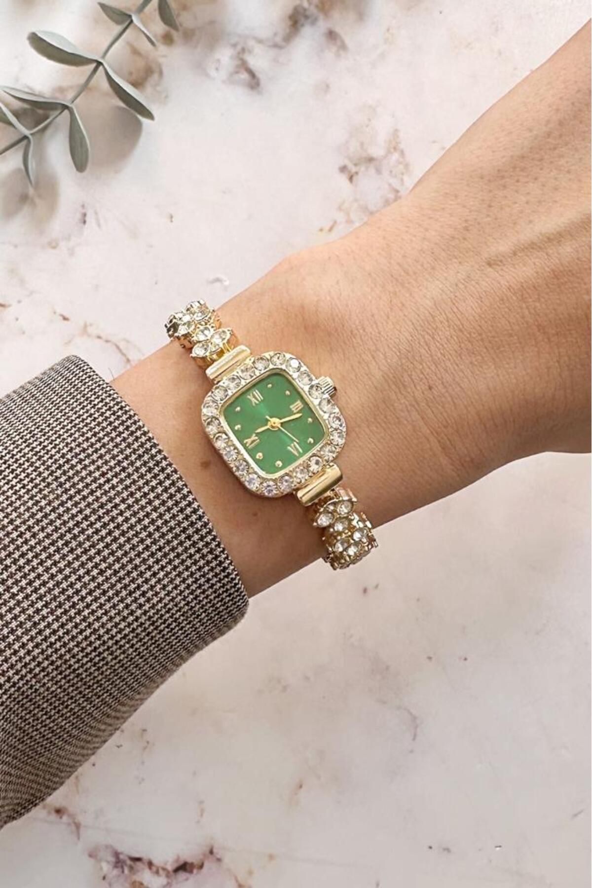 OQQO-Oceanus Gold Green Stone Women's Wristwatch 1