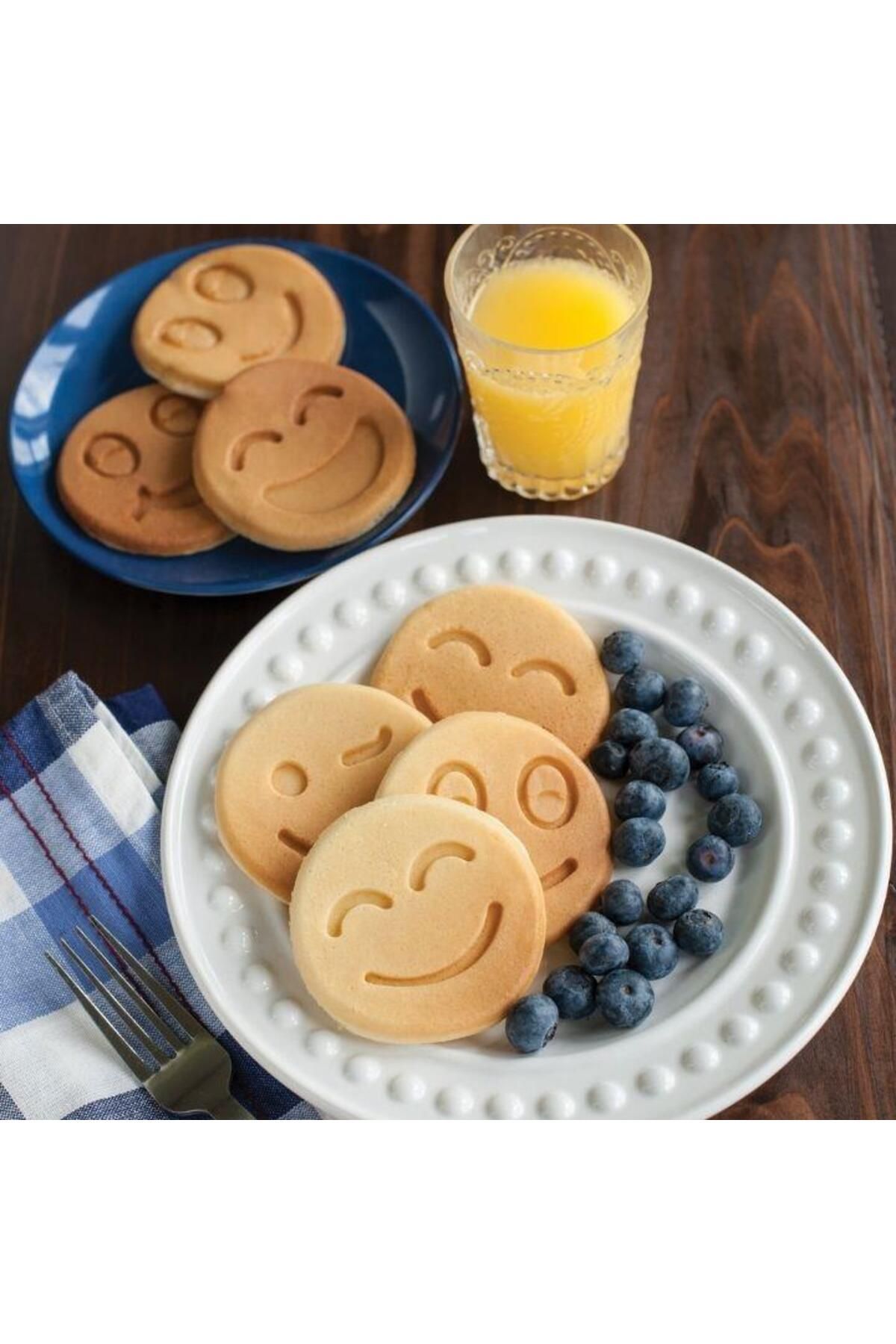 nordicware-Smiling Faces Pancake Pan 3