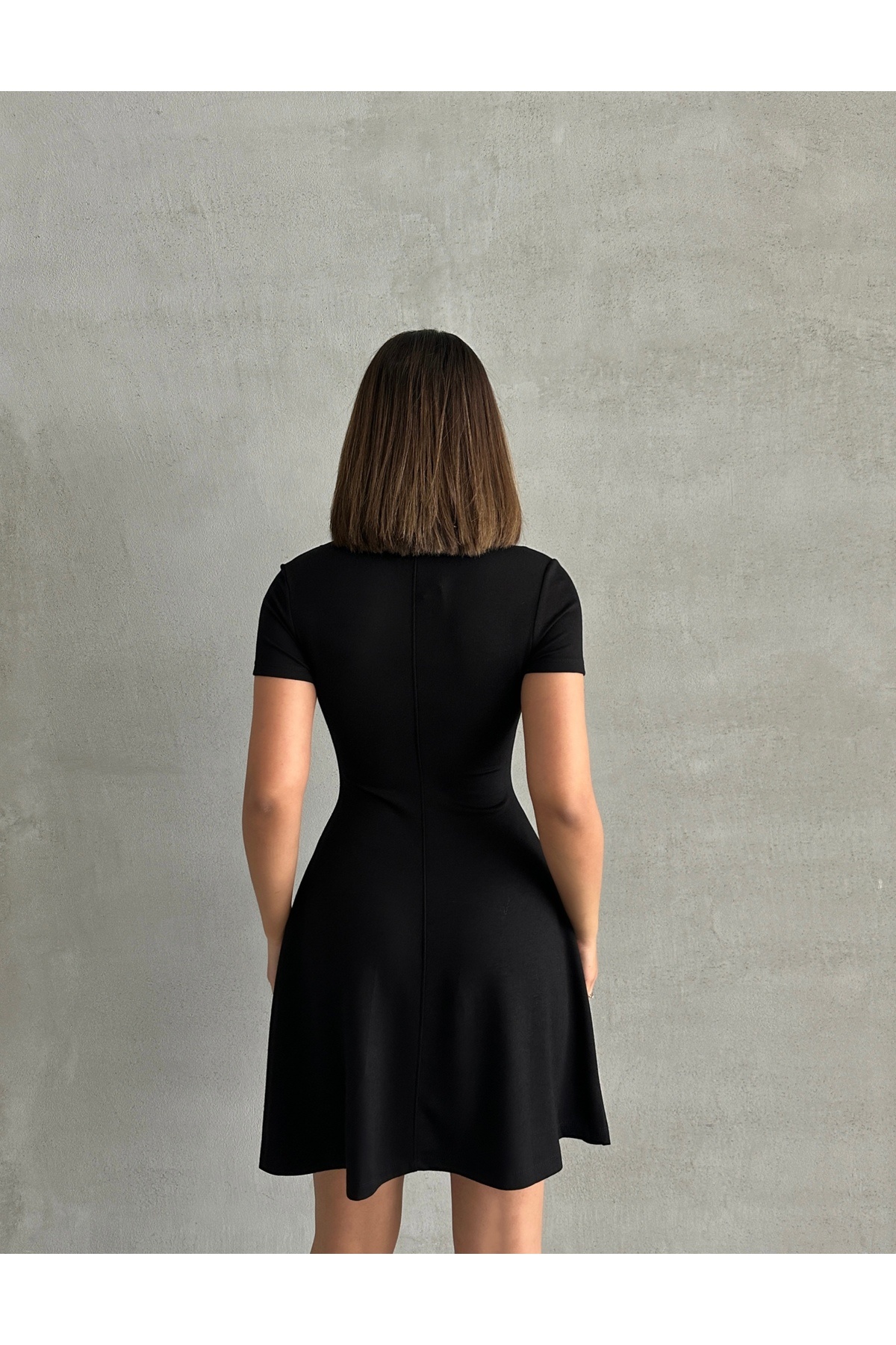 BEJNA-Schwarzes Damen-Minikleid aus weichem Stoff mit taillierter Passform 5
