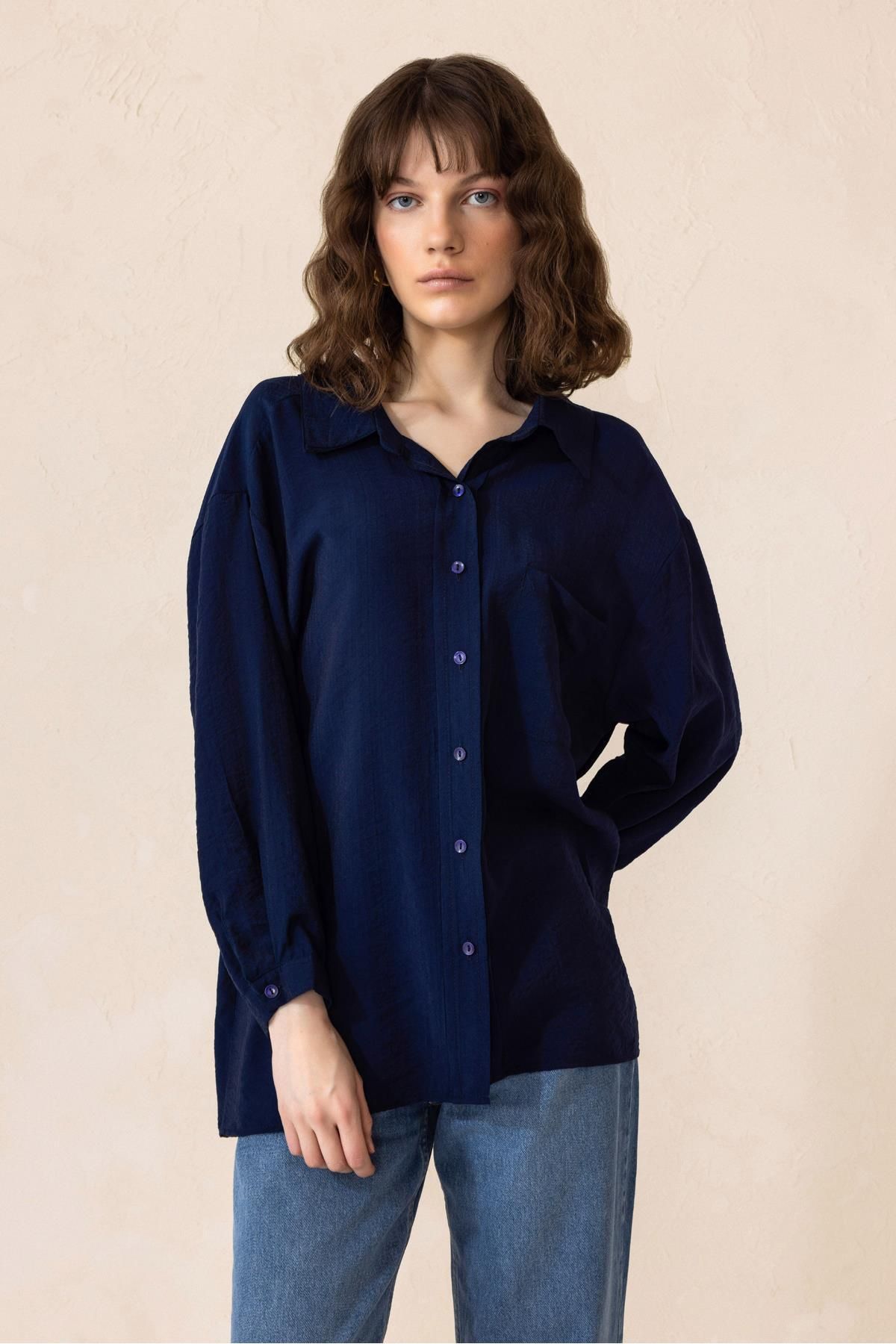 Olcay Granatowy - Koszula Oversize Z Kieszeniami Kobieta - Standard