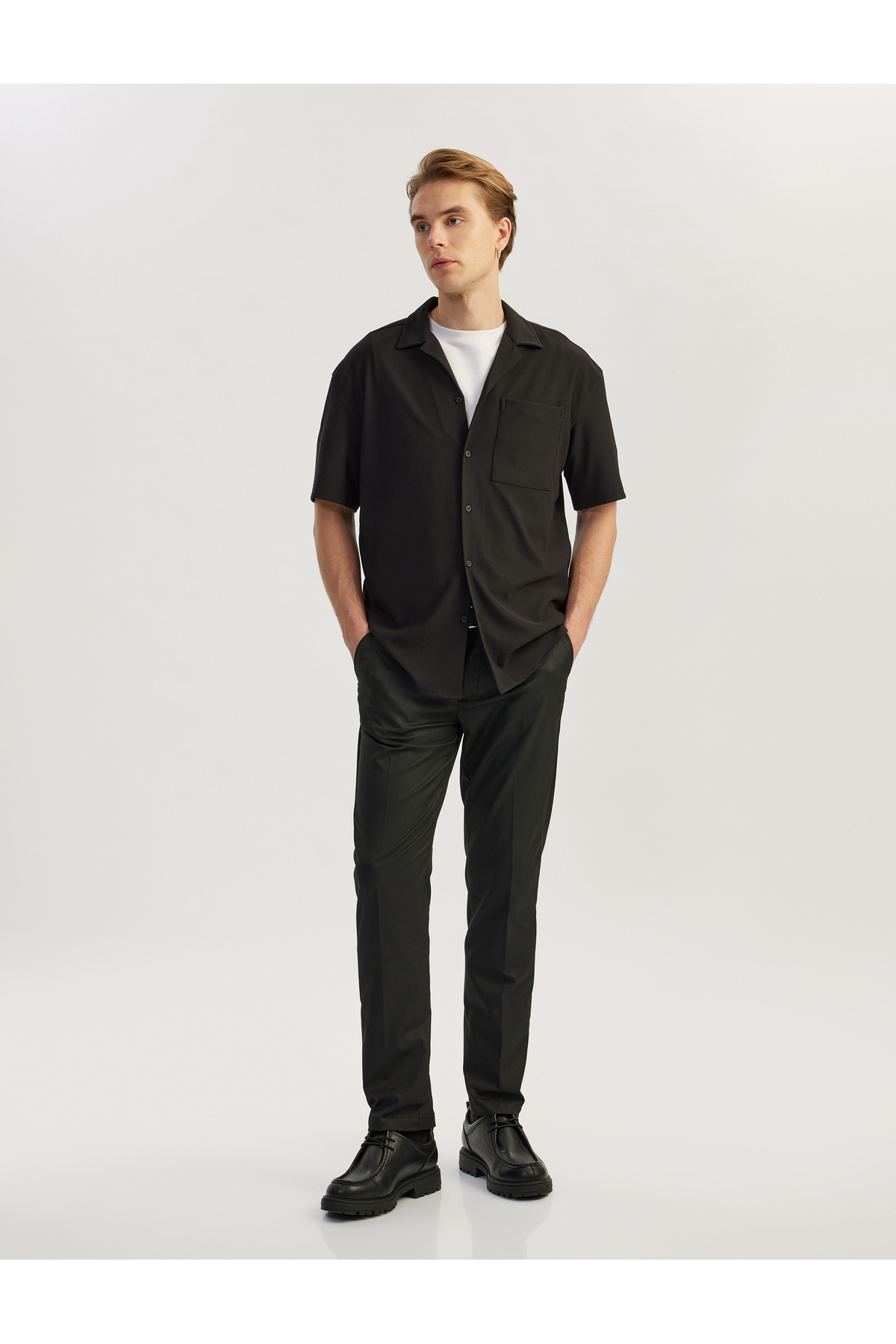 کوتون پیراهن آستین کوتاه کلاسیک، یقه گرد، برش معمولی، دکمه‌دار.