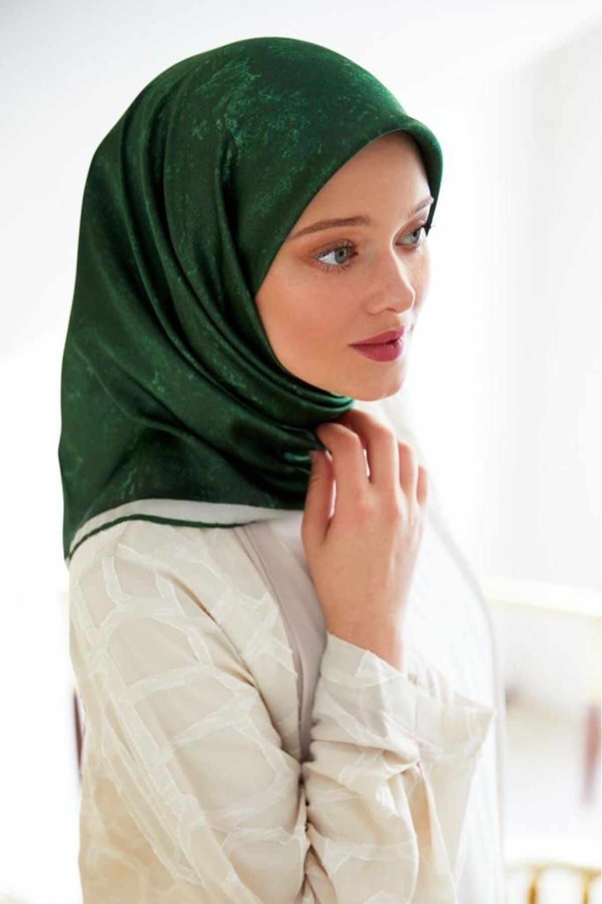 Levidor-Cloud Pattern Classic Sparkling Crystal Scarf 1