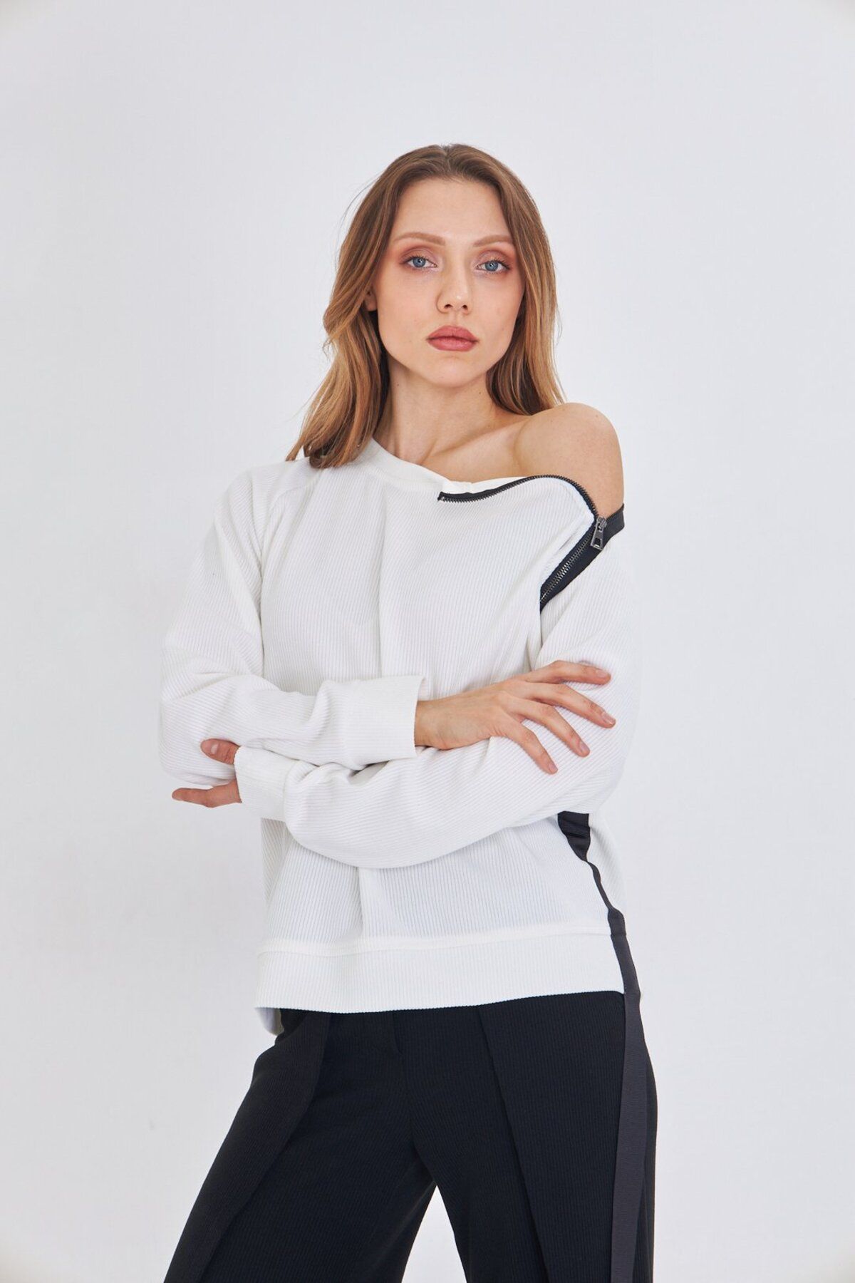 LAMANTE-White Knitted Bluz with Zipper Detail on the Collar 5