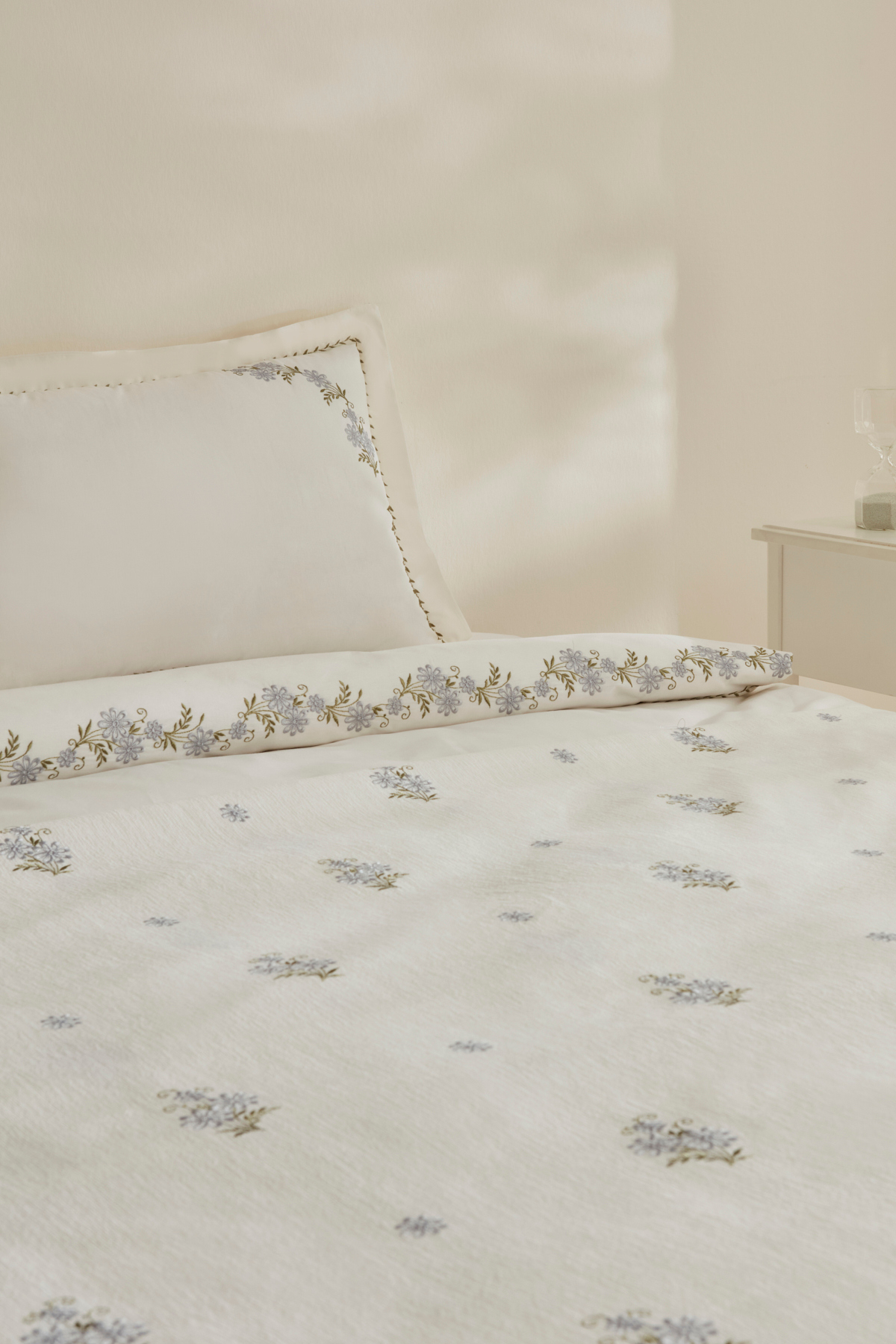 Karaca Home Vanes Çift Kişilik Nakışlı Nevresim Pike Takımı Mavi 4