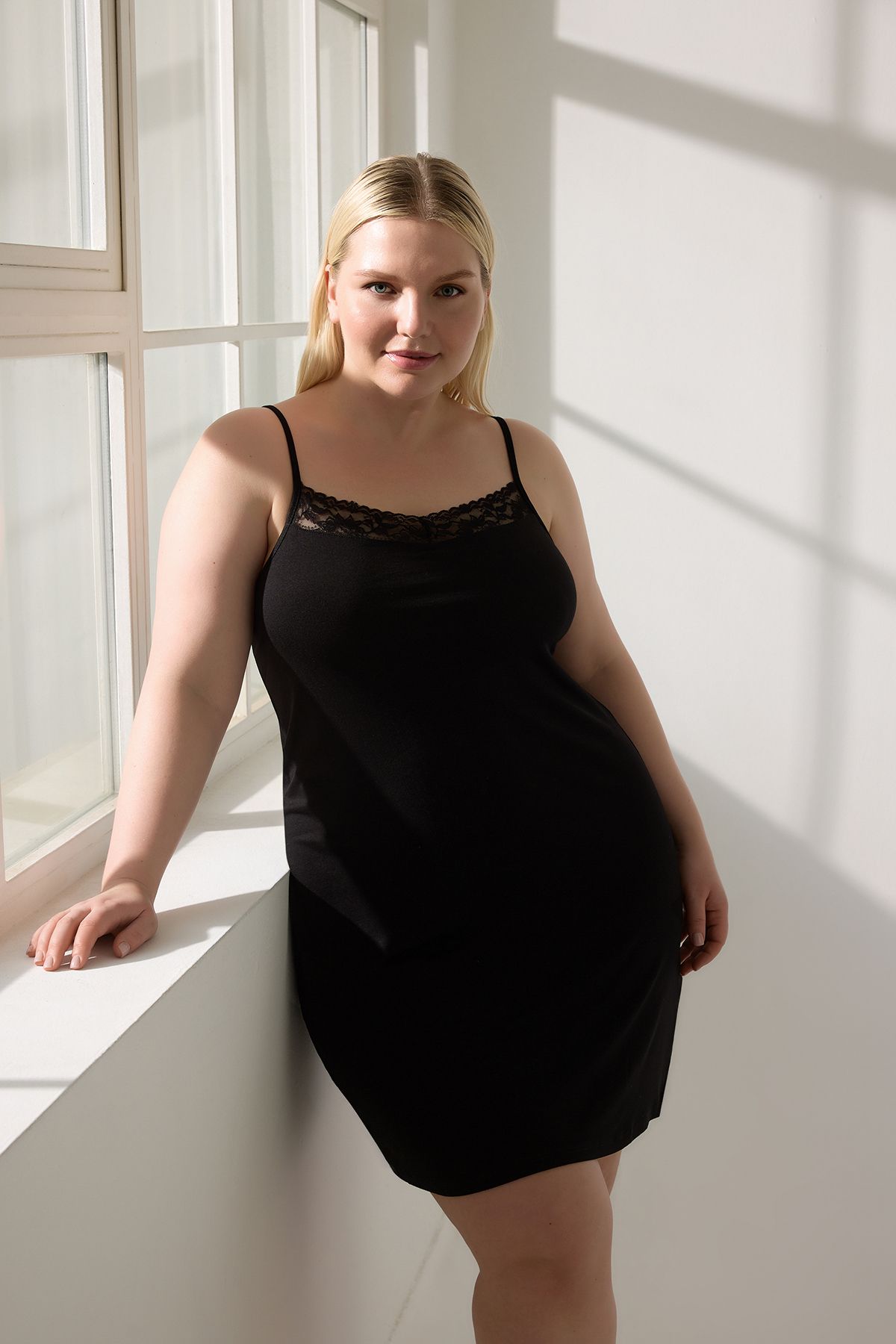 Trendyol Curve-Schwarzes gestricktes Spitzen-Nachthemd mit V-Ausschnitt TBBSS25CH00006 1