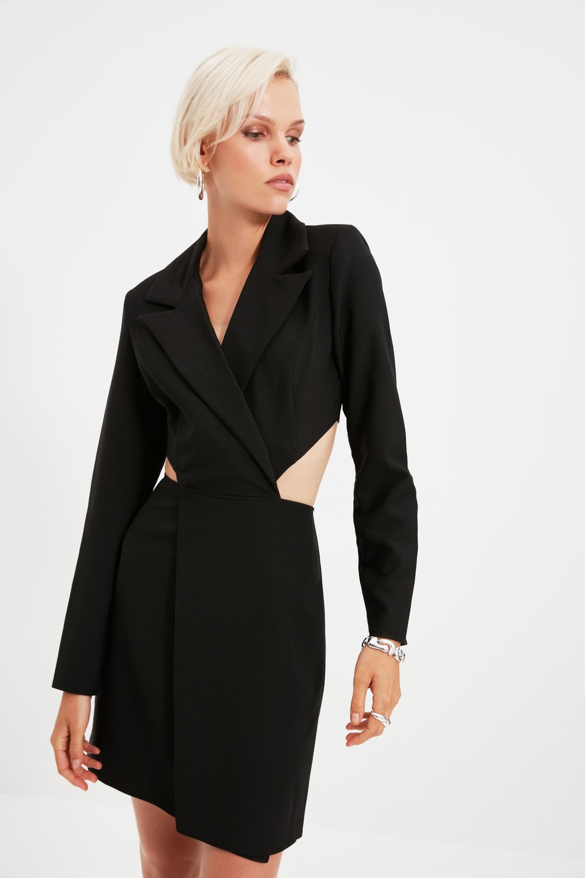 Trendyol Collection Czarna Mini Tkana Sukienka Z Wycięciem I Szczegółową Marynarką Kobieta - 40