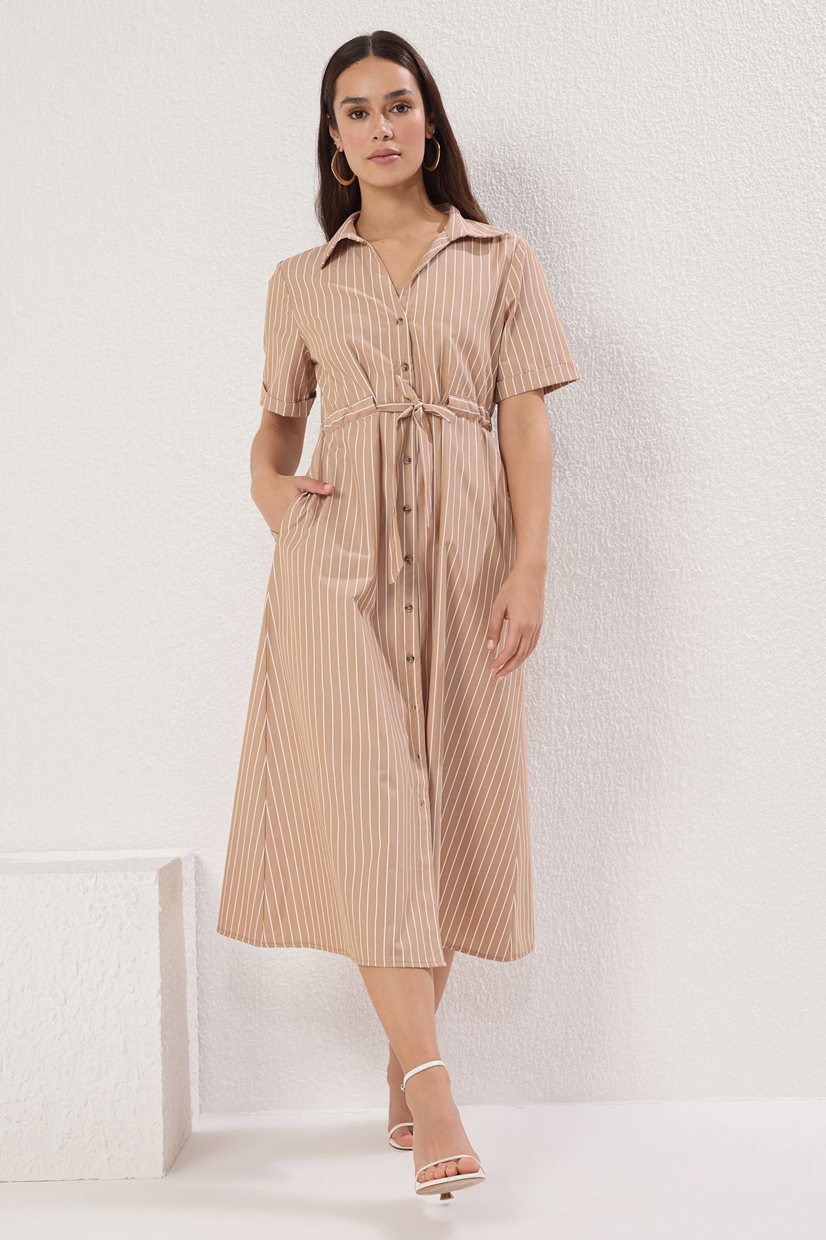 Trendyol Collection-Hnědé pruhované midi tkané šaty A-line TWOSS25EL00647 2