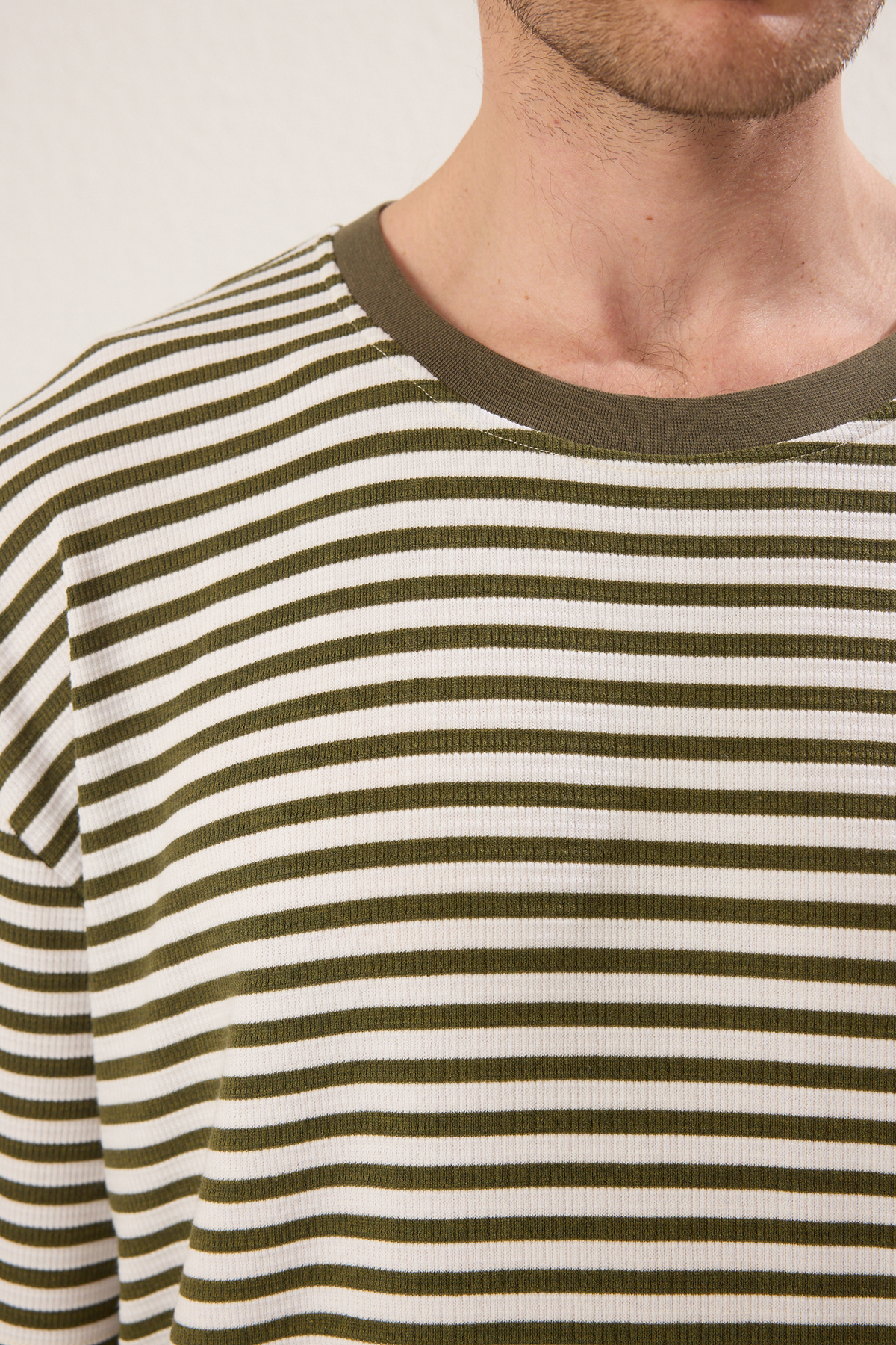 Trendyolmilla  Haki-Ekru Çizgili Oversize/Geniş Kesim Dokulu T-Shirt TMNSS25TS00081 - Görsel 4