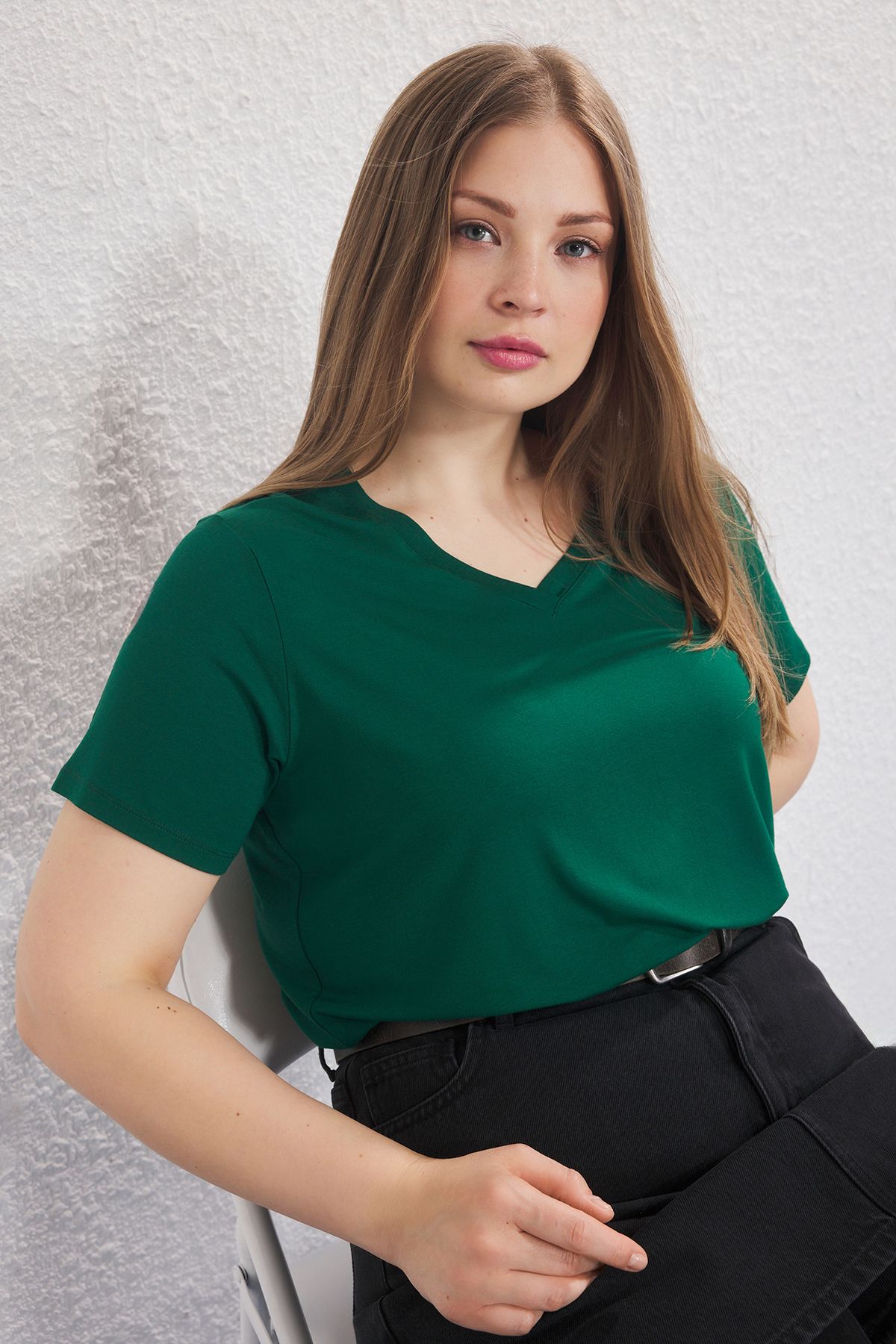 Trendyol Curve-Smaragdově zelené tričko Regular Fit s výstřihem do V TBBSS25BF00062 2
