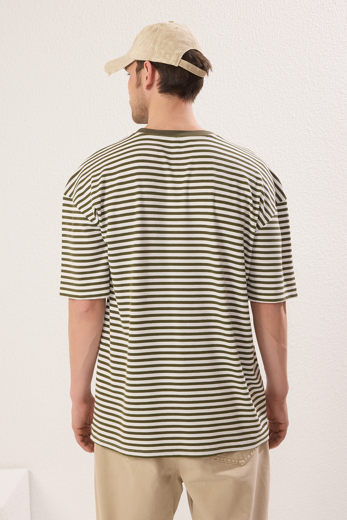 Trendyolmilla  Haki-Ekru Çizgili Oversize/Geniş Kesim Dokulu T-Shirt TMNSS25TS00081 - Görsel 2
