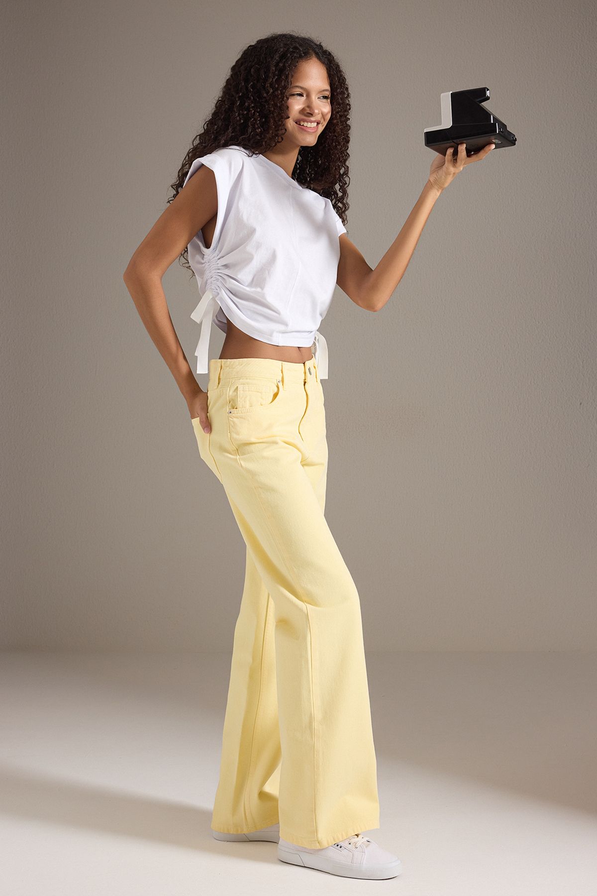 Trendyol Collection-Blugi galbeni cu talie înaltă cu picioare largi TWOSS25JE00252 2