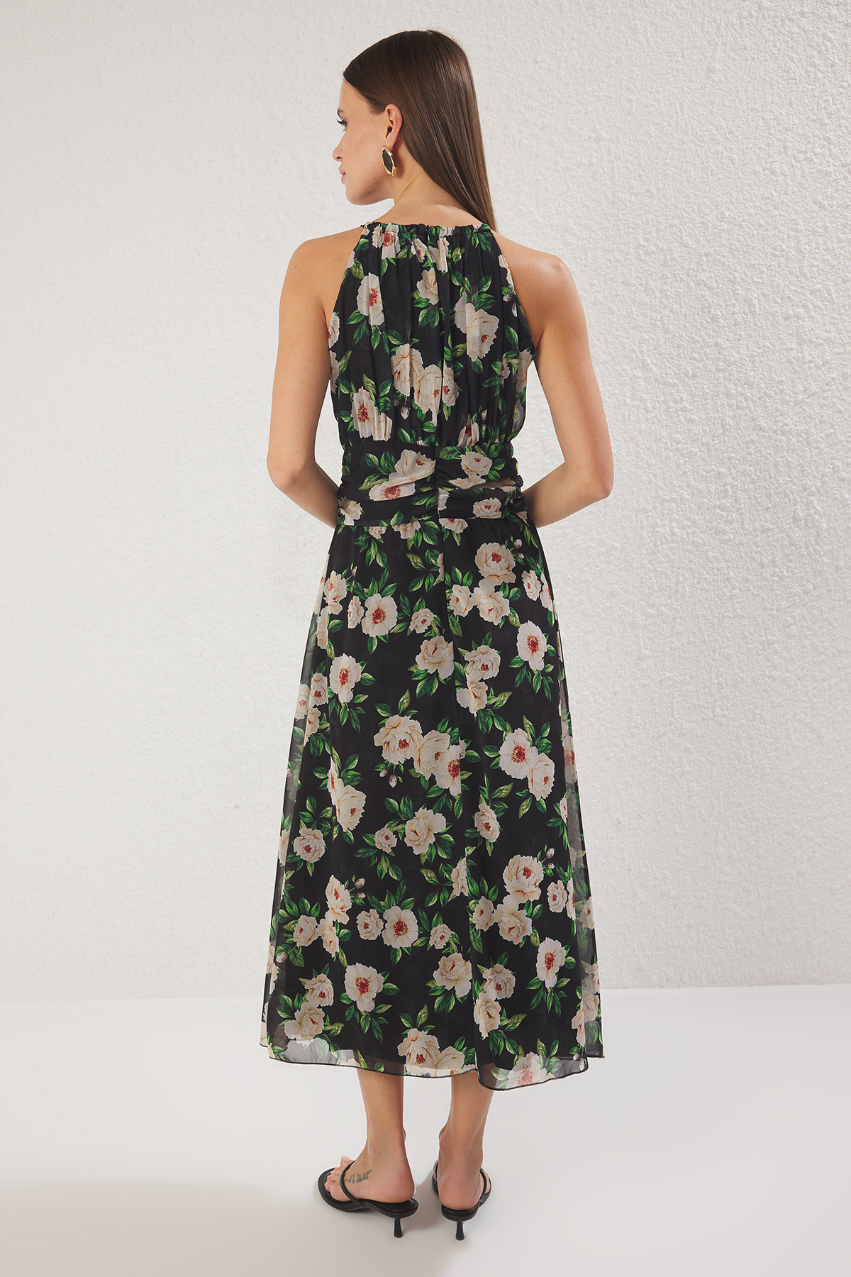 Trendyolmilla  Siyah Çiçekli Eteği Belden Açılan Şifon Uçuş Uçuş Dokuma Midi Elbise TWOSS25EL00553 - Görsel 4