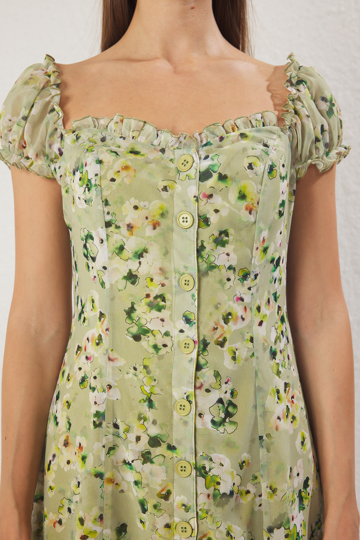 Trendyolmilla  Açık Yeşil Çiçekli Astarlı Şifon Uçuş Uçuş Dokuma Midi Gömlek Elbise TWOSS25EL00563 - Görsel 3